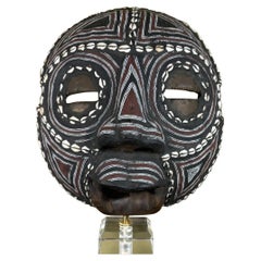 Masque africain vintage en bois et coquillages
