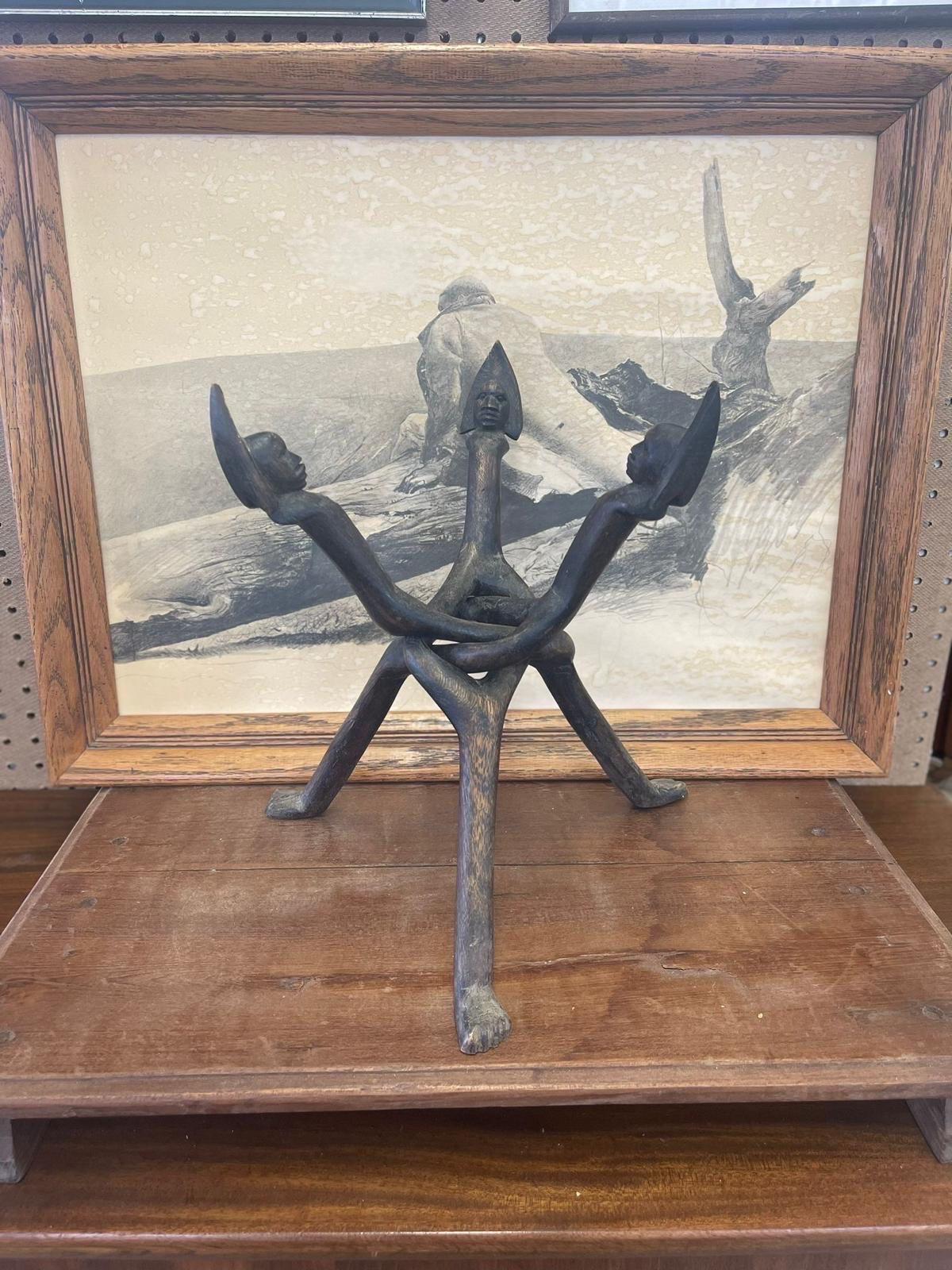 Stand décoratif africain vintage en bois avec trois têtes de lance sculptées. Bon état - En vente à Seattle, WA