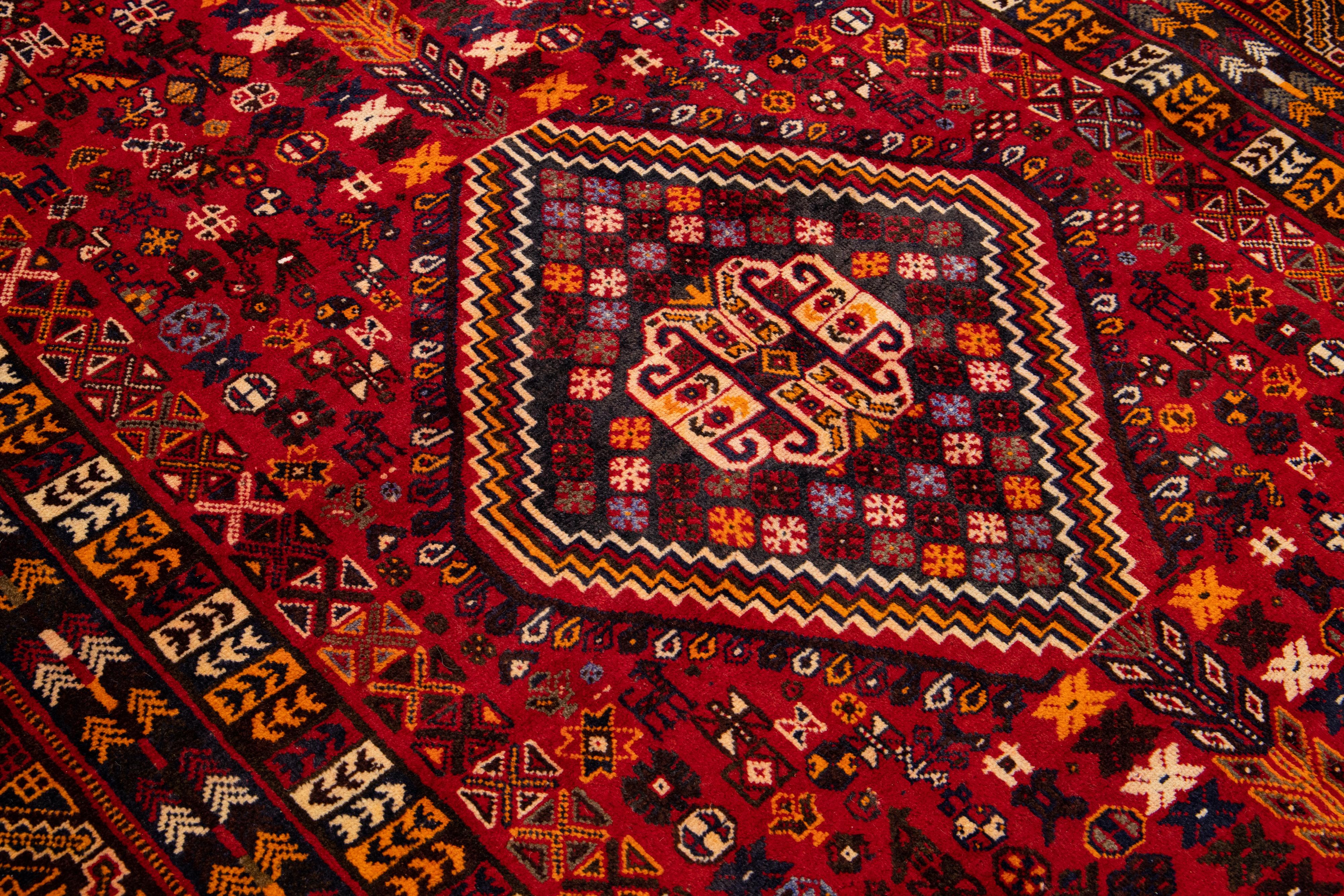 Handgefertigter roter Wollteppich mit Allover-Motiv von Afshar im Angebot 2