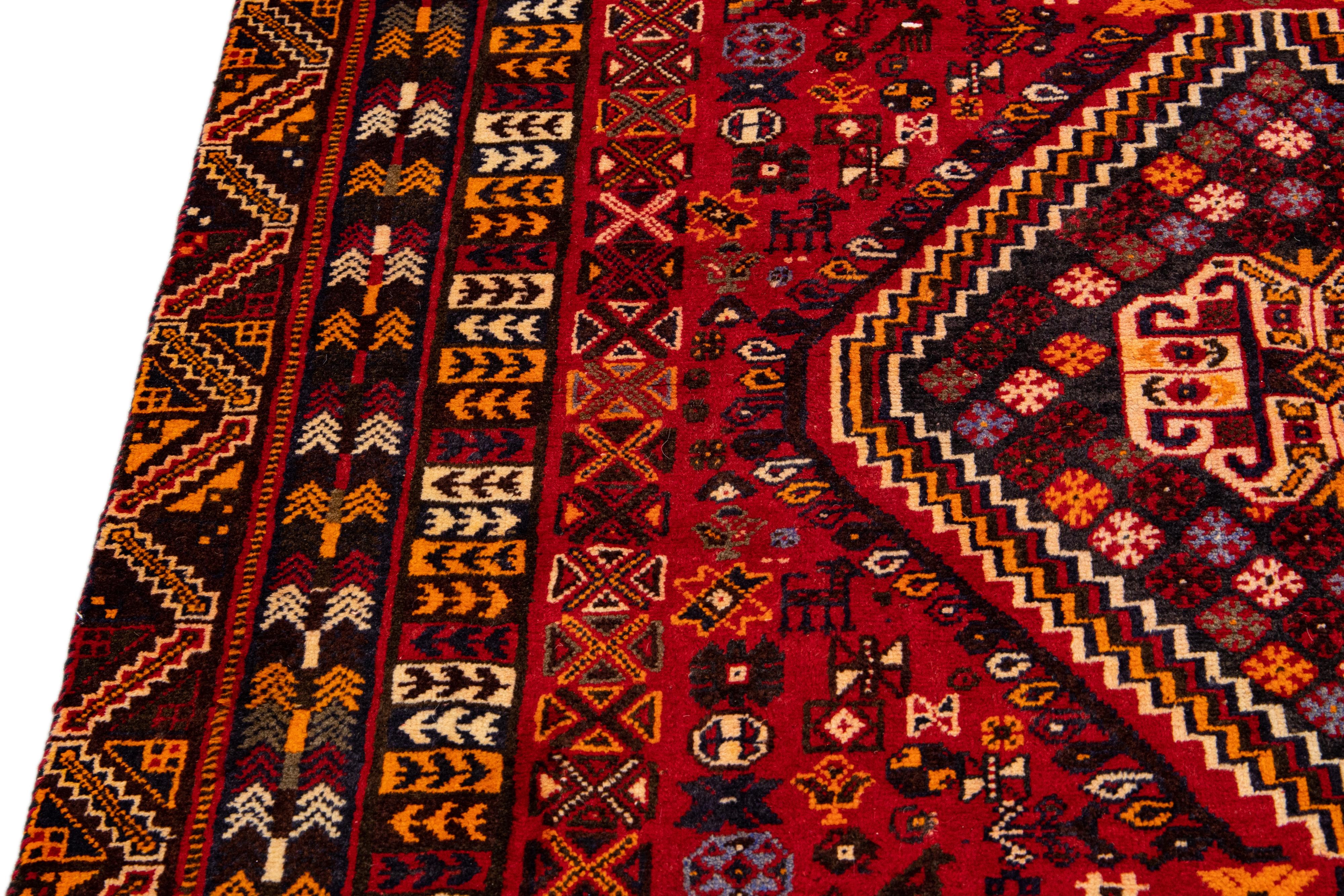 Handgefertigter roter Wollteppich mit Allover-Motiv von Afshar im Angebot 3