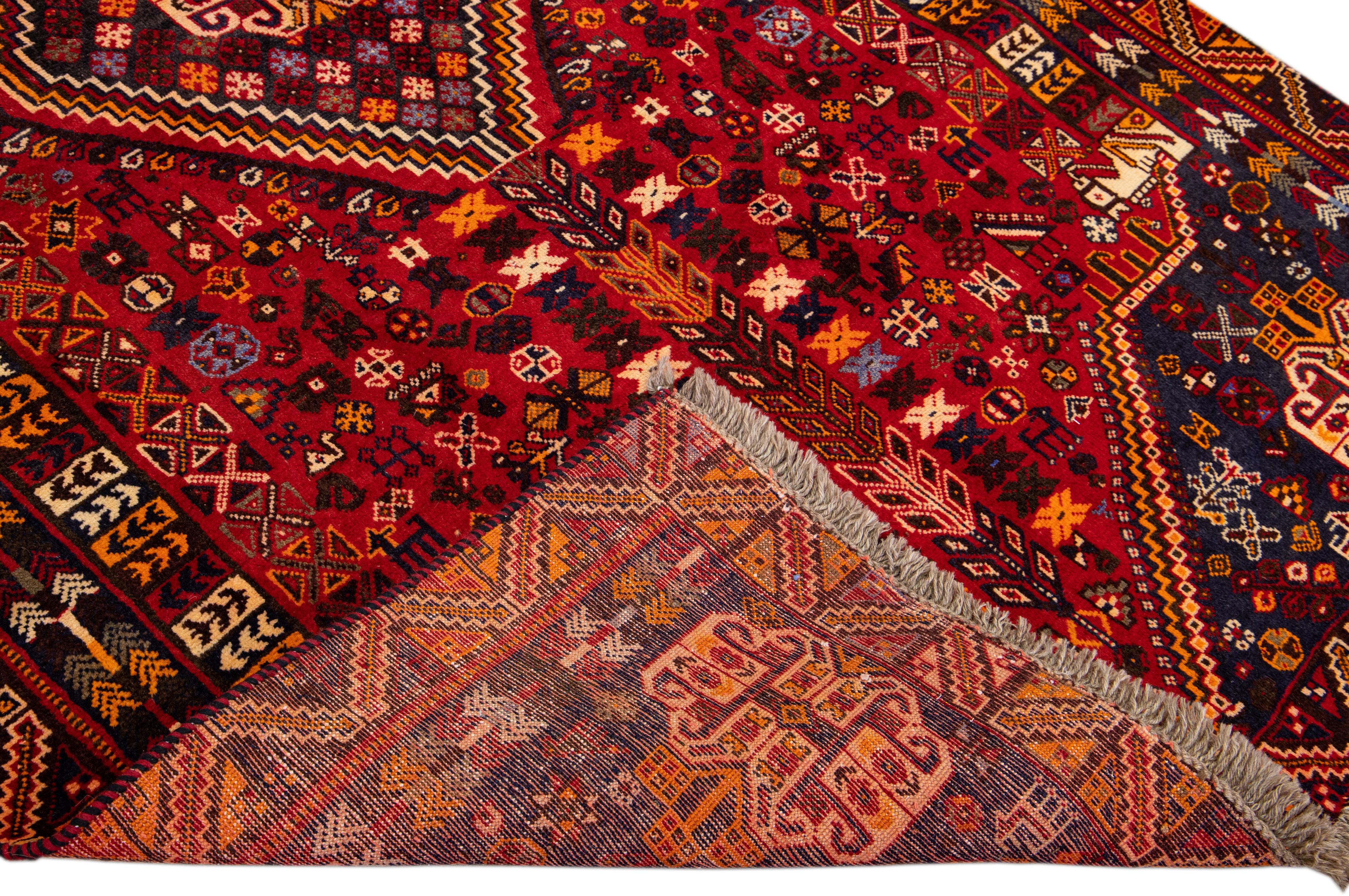 Schöner handgeknüpfter Afshar Vintage-Wollläufer mit rotem Feld. Dieser Afshar-Teppich hat einen braunen Rahmen und mehrfarbige Akzente in einem wunderschönen geometrischen Medaillon-Blumenmuster.

Dieser Teppich misst: 5'2 Zoll
