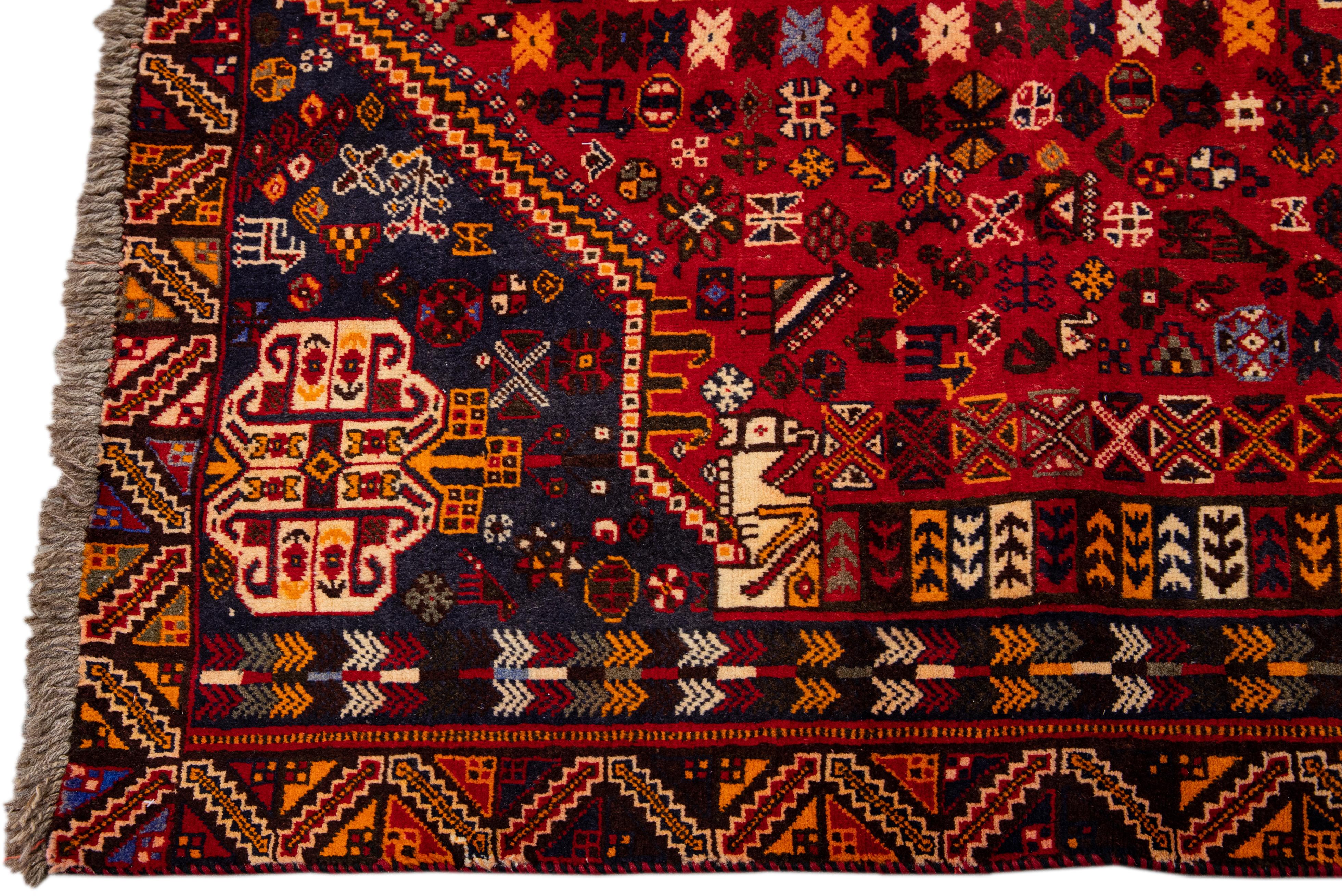 Handgefertigter roter Wollteppich mit Allover-Motiv von Afshar (Persisch) im Angebot