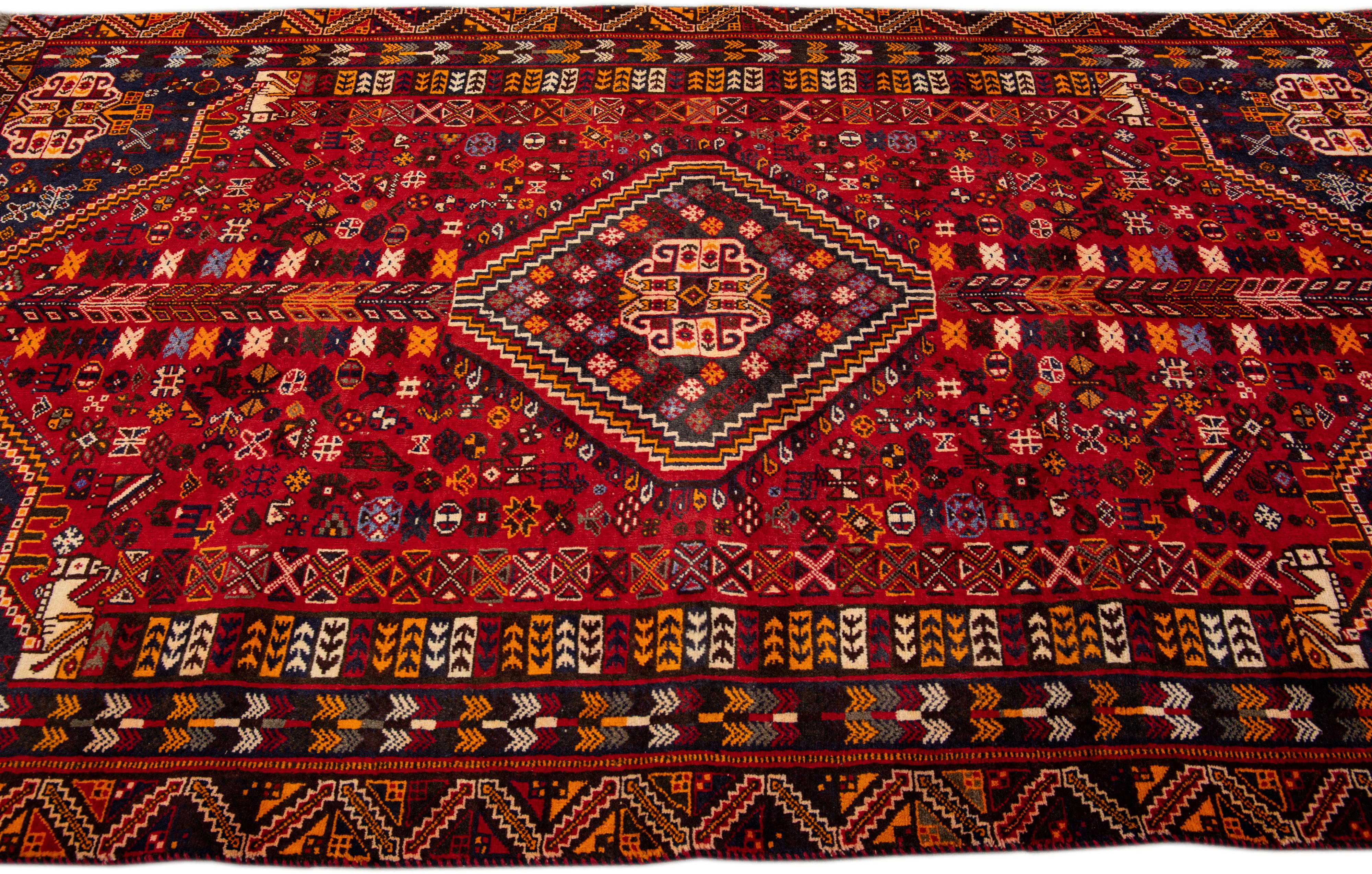 Handgefertigter roter Wollteppich mit Allover-Motiv von Afshar (Handgeknüpft) im Angebot