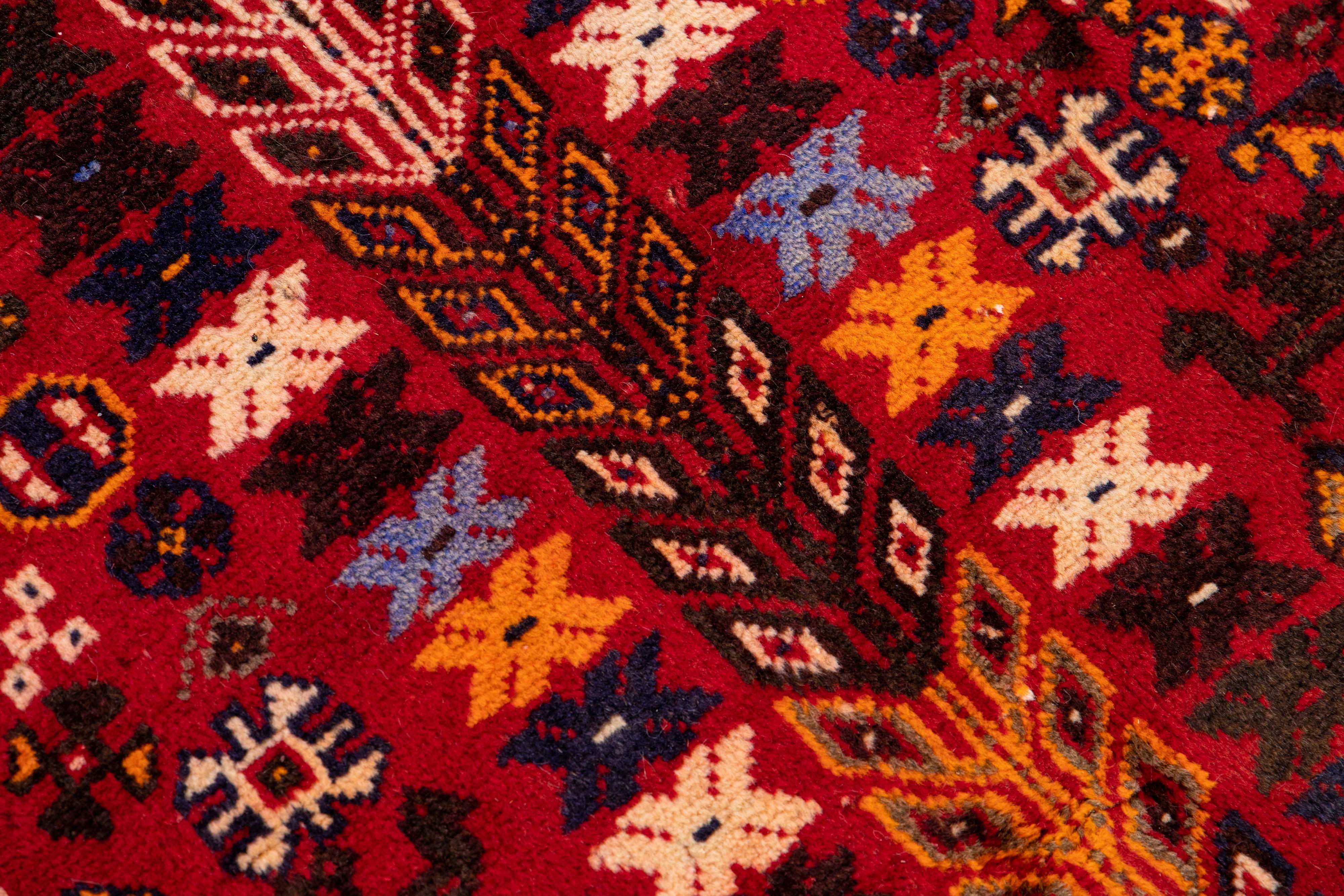 Handgefertigter roter Wollteppich mit Allover-Motiv von Afshar (20. Jahrhundert) im Angebot