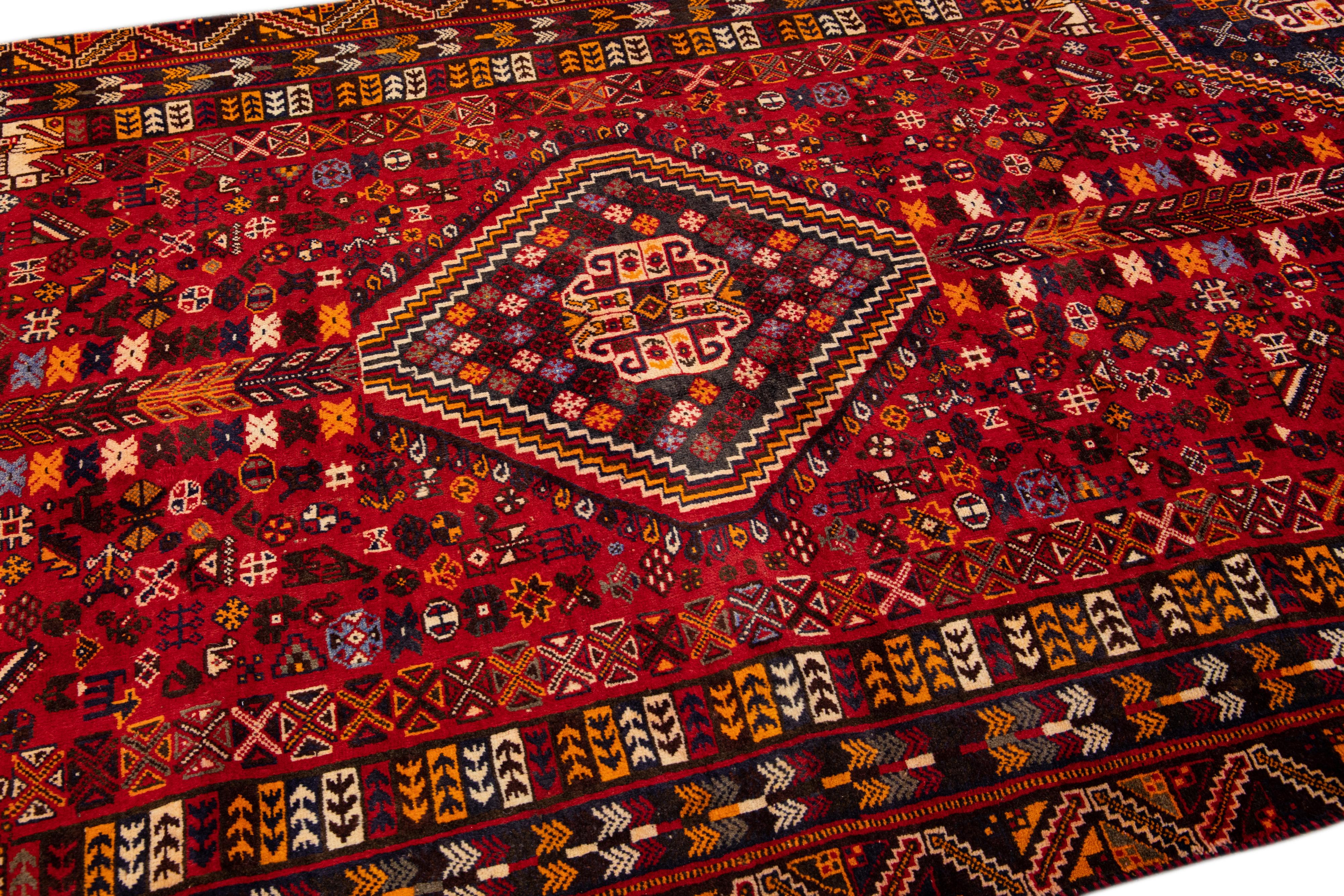 Handgefertigter roter Wollteppich mit Allover-Motiv von Afshar (Wolle) im Angebot