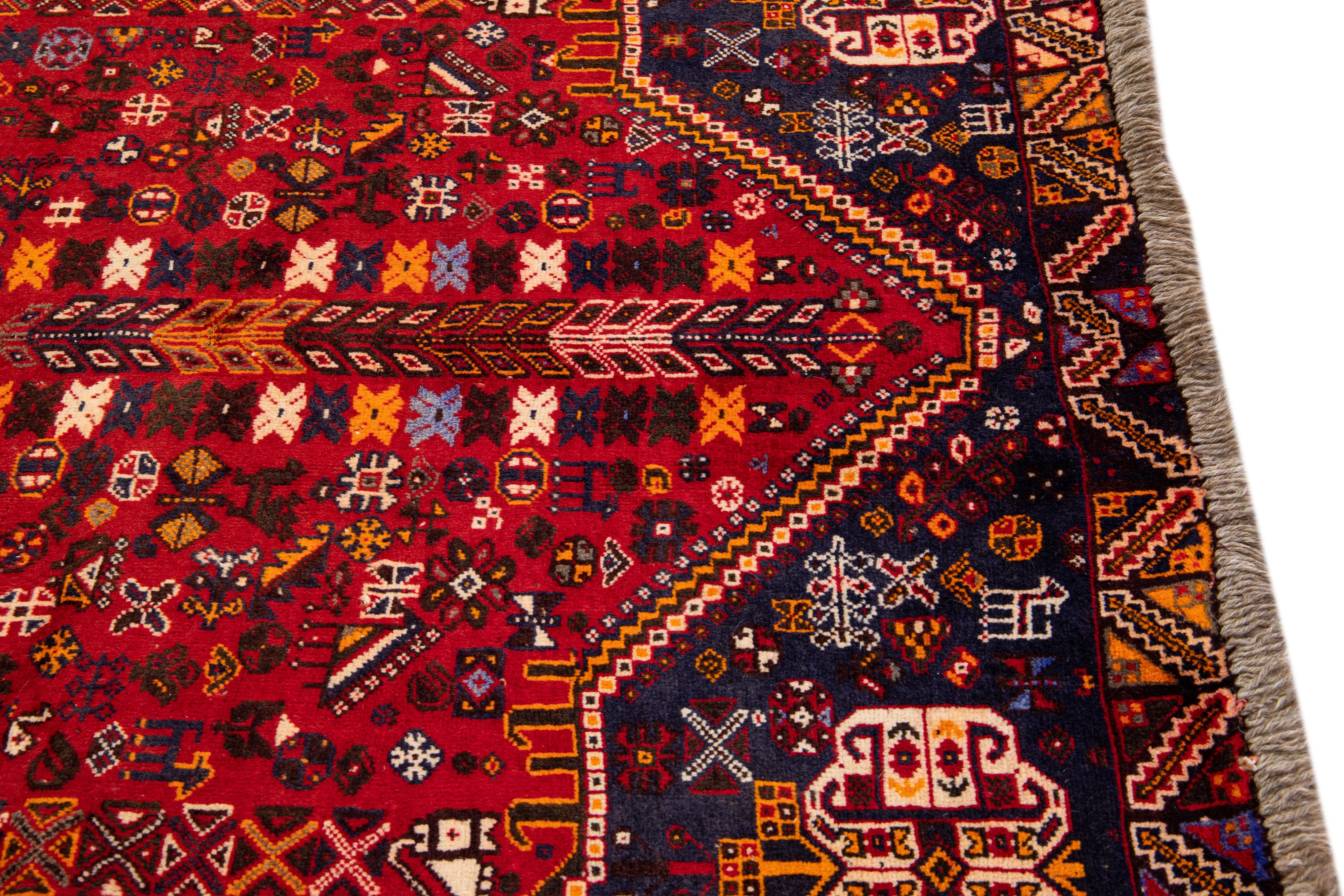 Handgefertigter roter Wollteppich mit Allover-Motiv von Afshar im Angebot 1