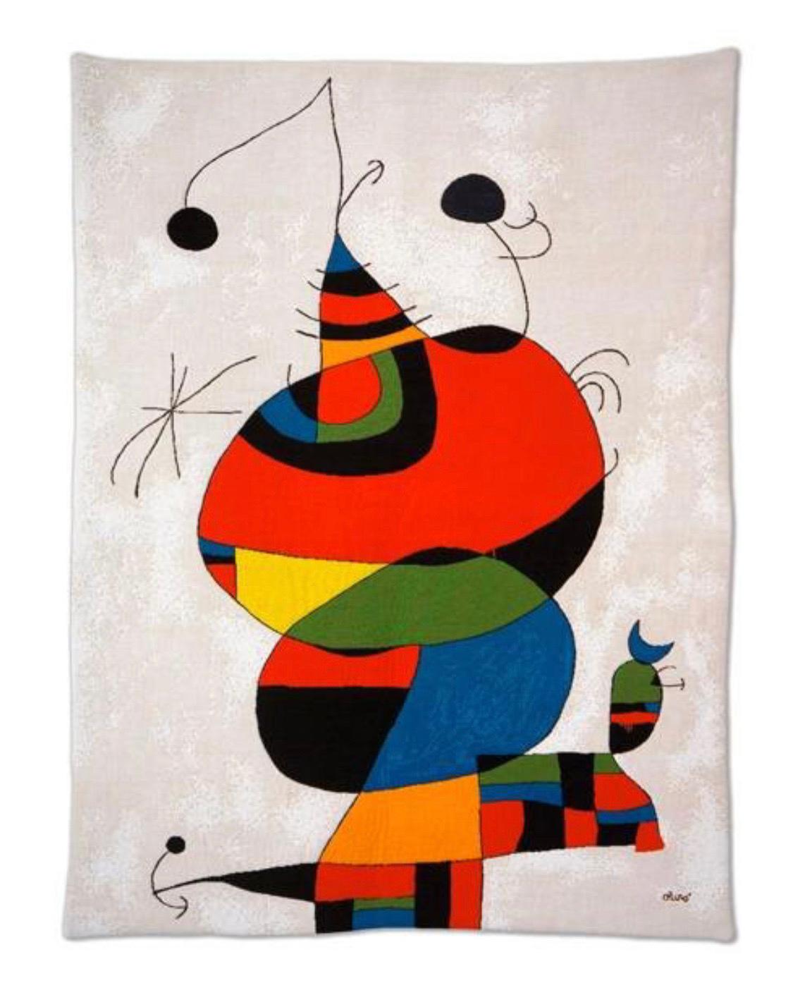 Il s'agit d'une belle et grande tapisserie de Joan Miró.  Il a fait traduire plusieurs de ses peintures en tapisserie et en tapis.  Ce magnifique exemple est une représentation tissée de la peinture 