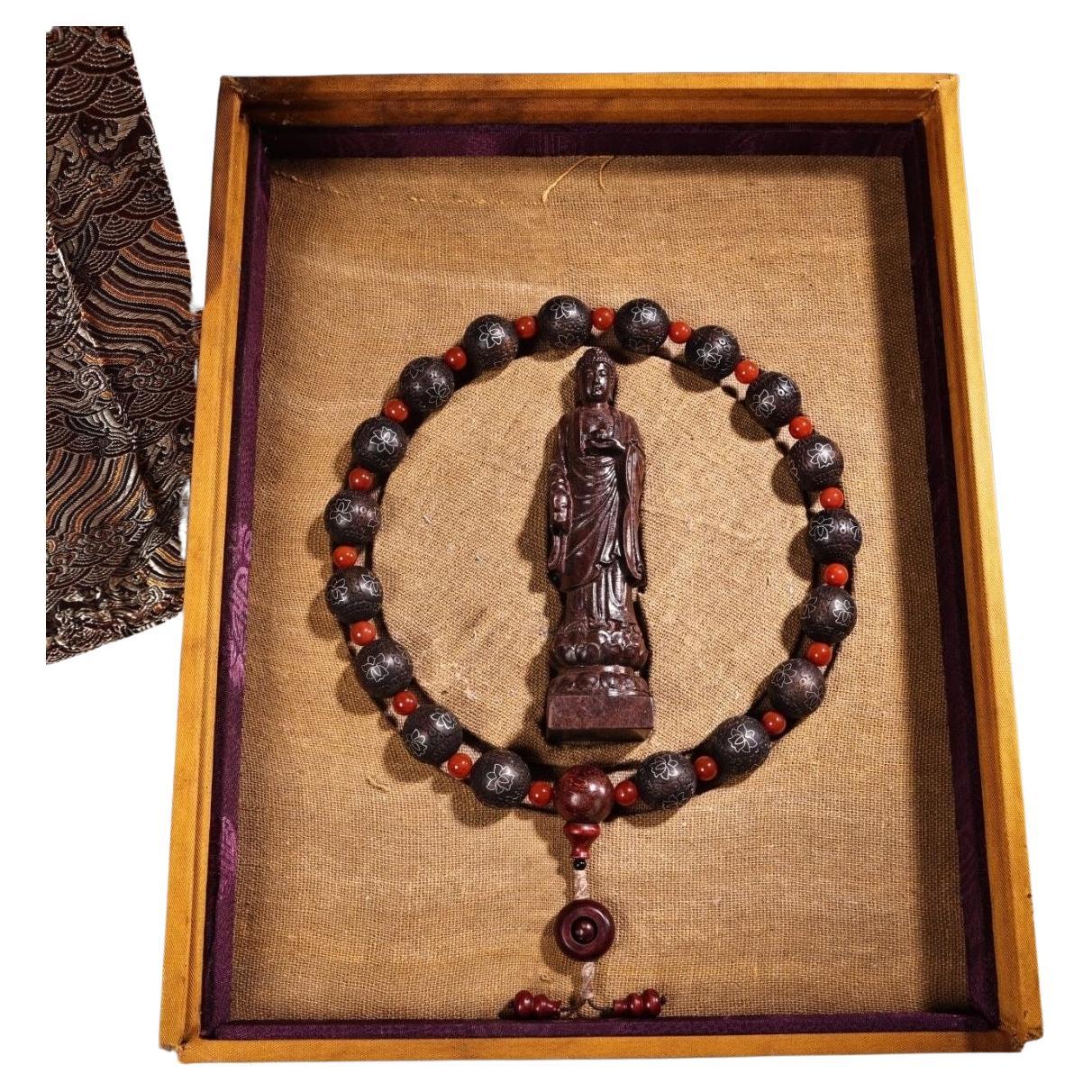 Vintage-Agarholz-Armband mit Buddha-Anhänger - Elegantes spirituelles Design
Dieses handgefertigte Vintage-Armband besteht aus natürlichen Agarholzperlen und einem Buddha-Anhänger, der Ruhe und Achtsamkeit symbolisiert. Perfekt für die Meditation,