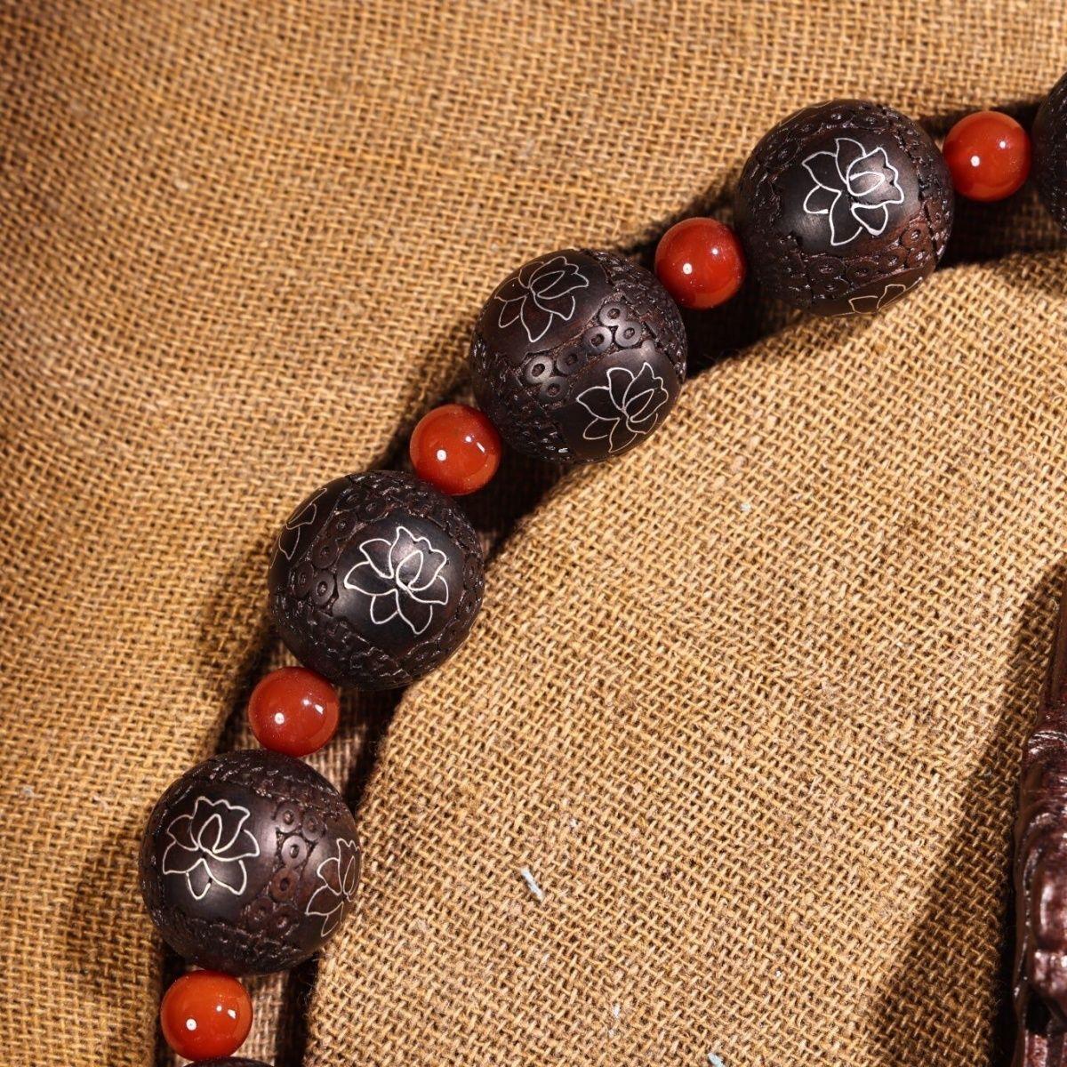 Vintage Agarwood Armband mit Buddha-Anhänger-Handcrafted spirituellen Schmuck (Geschnitzt)