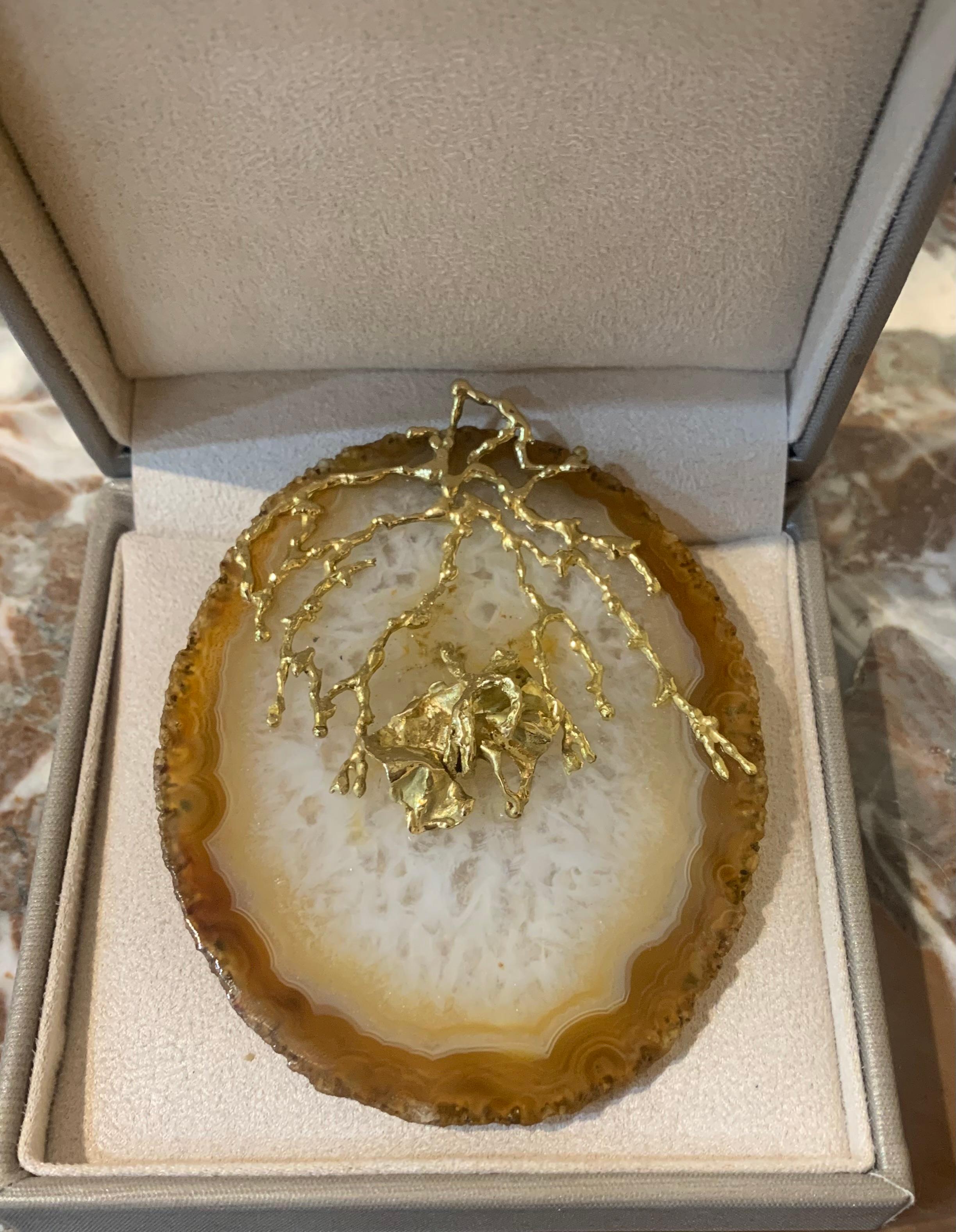 Modern Vintage Agate 18K Yellow Gold Pendant For Sale