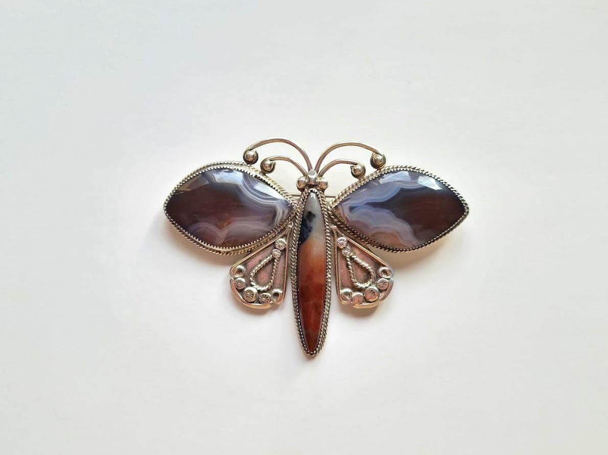 This beautiful vintage brooch is made from high-quality natural Scottish agate and sterling silver. Brooch approx circa 1950.

The brooch is approximately 3 1/4