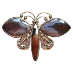 Silberbrosche mit Achat und Schmetterling