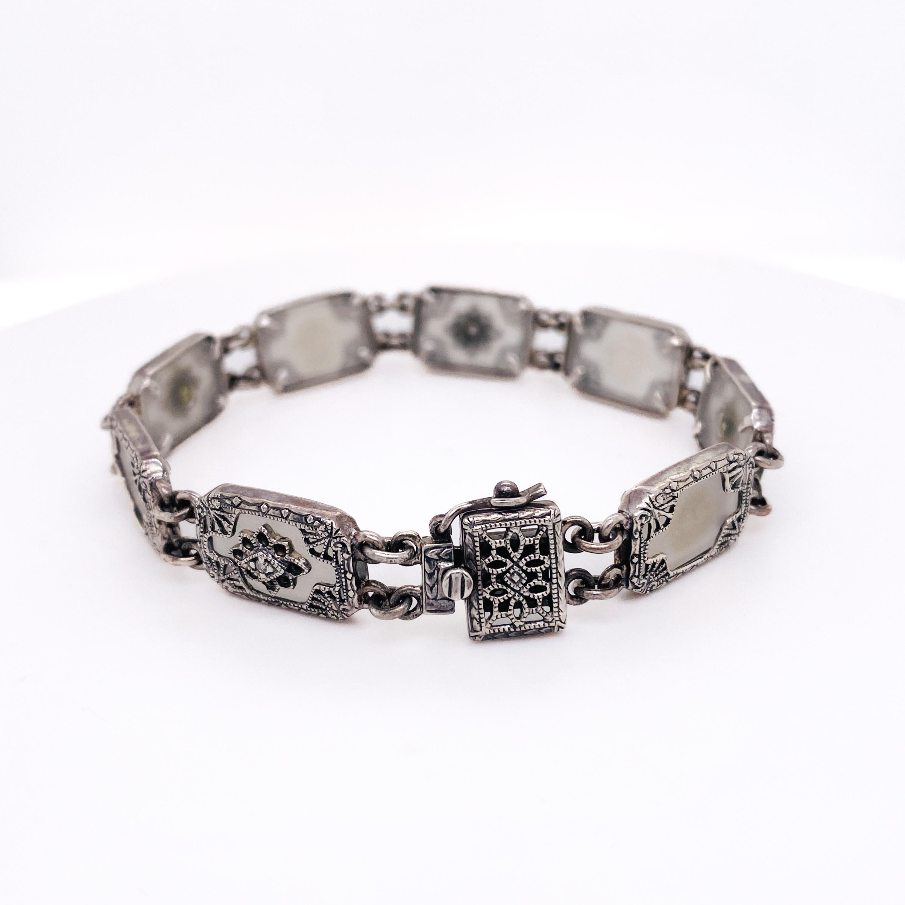 Le complément parfait à toute collection de bijoux vintage ! Ce bracelet unique est composé de maillons en argent sterling fabriqués à la main, avec un motif filigrané sur chacun d'eux, qui enferme un morceau d'agate et de calcédoine. La calcédoine