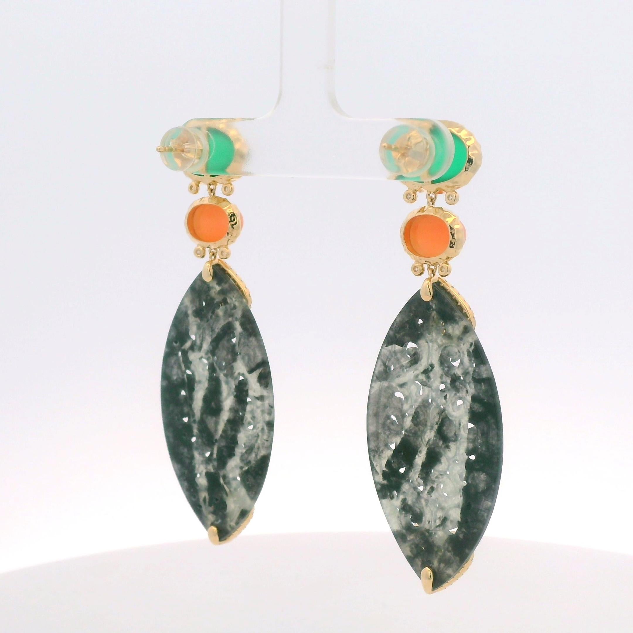 Vintage Agate Jade Diamond Earrings in 14 Karat Yellow Gold For Sale 2