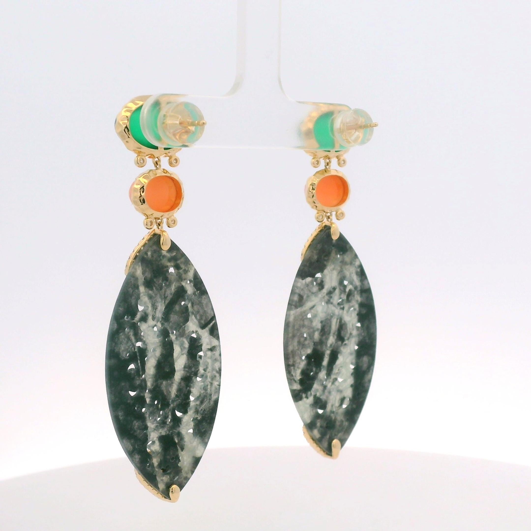 Vintage Agate Jade Diamond Earrings in 14 Karat Yellow Gold For Sale 3