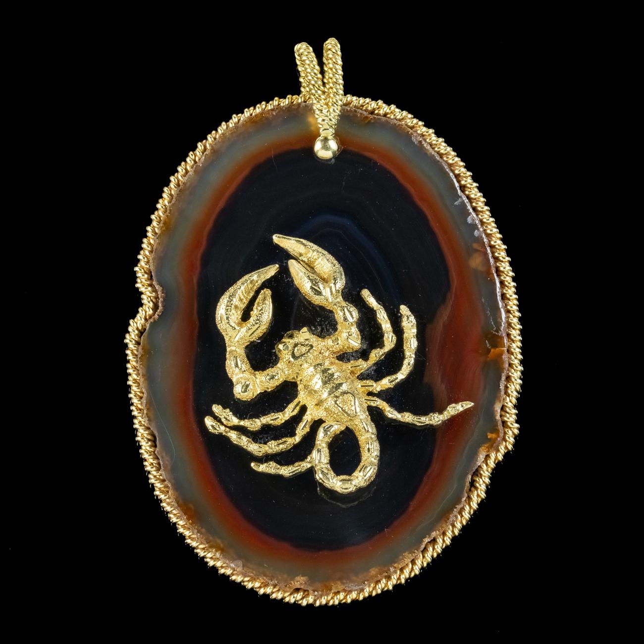 Taille ovale Pendentif vintage du signe du zodiaque scorpion en agate et or 18 carats en vente