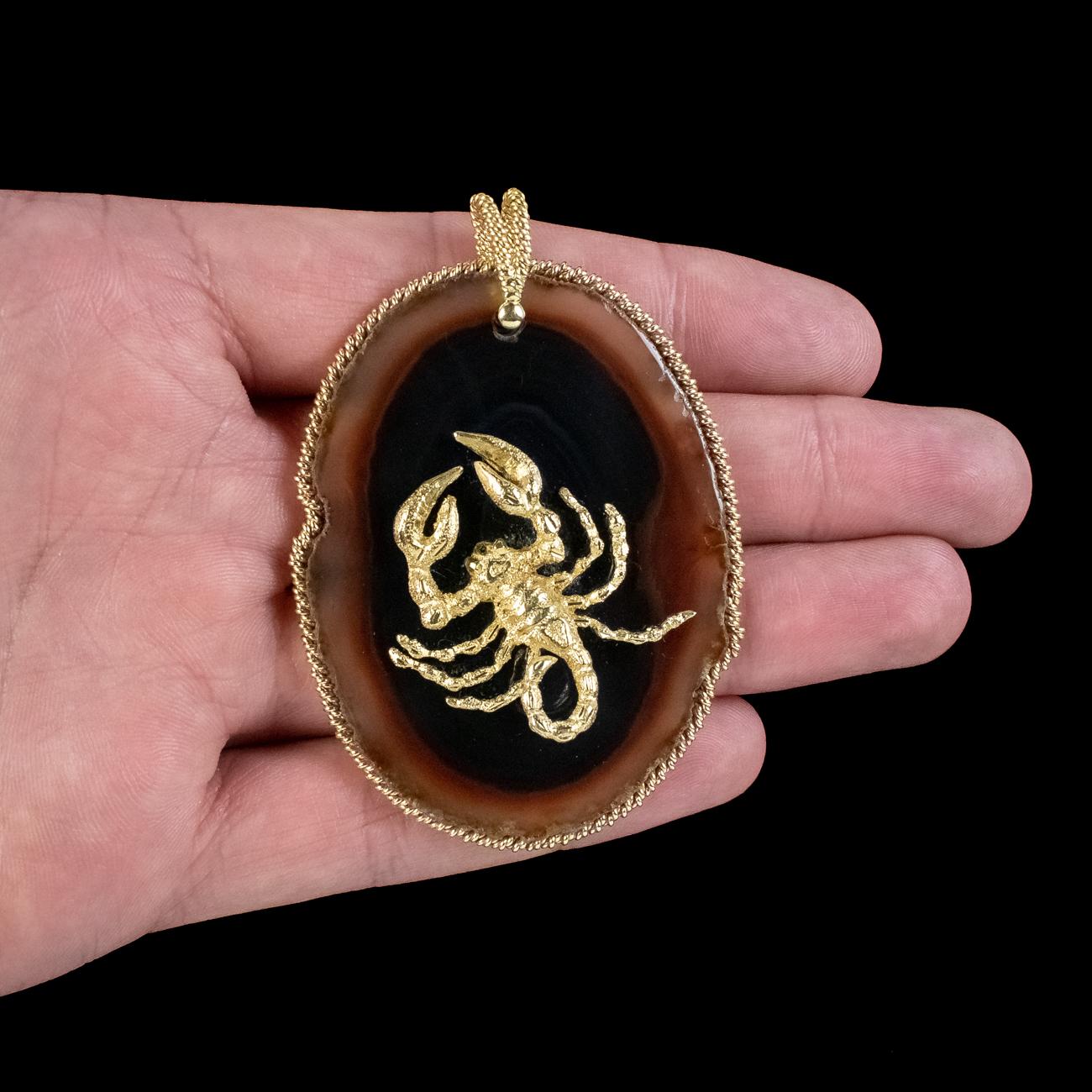 Vintage Agate Scorpio Zodiac Pendant 18ct Gold Scorpion In Good Condition For Sale In Kendal, GB