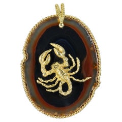 Pendentif vintage du signe du zodiaque scorpion en agate et or 18 carats