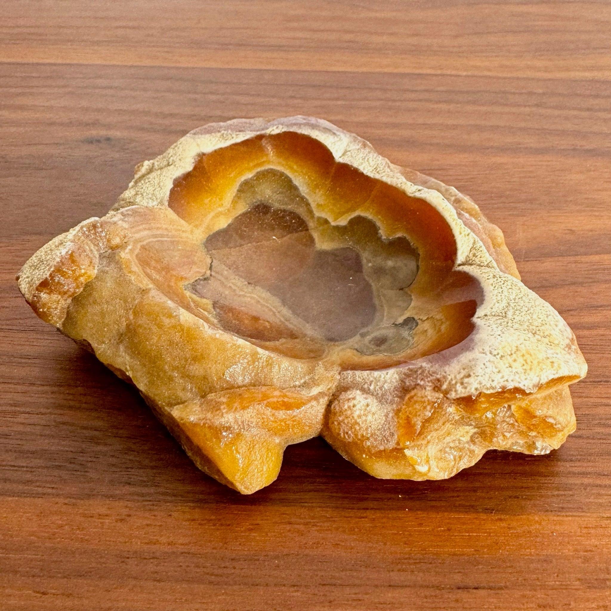 Aschenbecher aus Achatstein mit einzigartigen Mustern und erdigen Farbtönen - perfekt als funktionaler Aschenbecher oder dekorativer Akzent.
 
 Wir verkaufen die Gegenstände so, wie sie erworben wurden, ohne sie zu restaurieren oder zu reparieren.