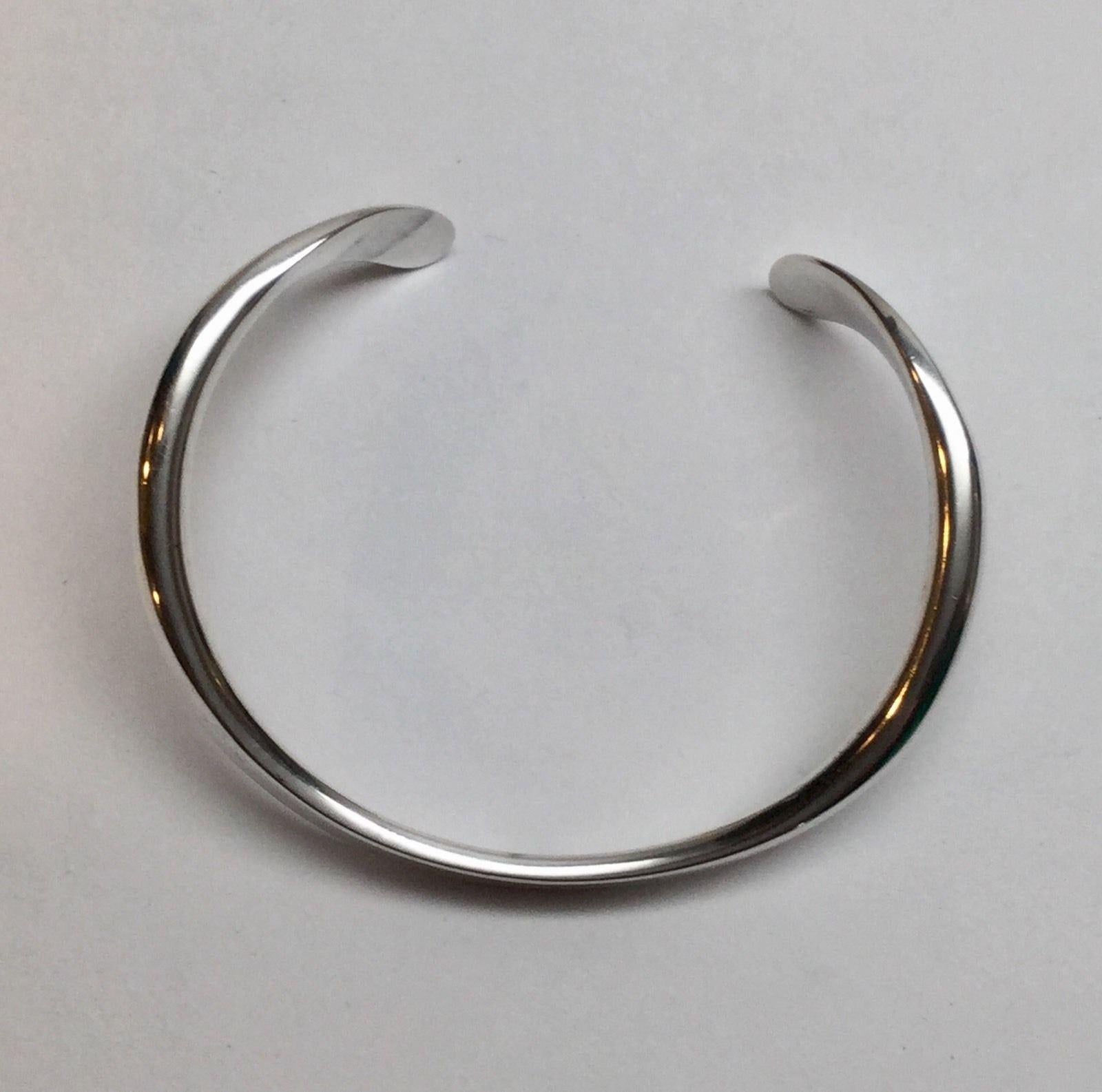 Vintage Age Fausing Denmark sterling silver modernist curved cuff bracelet.


Marked A with circle on top with two lines under in circle of STERLING DENMARK FAUSING.


Measures 6 1/4