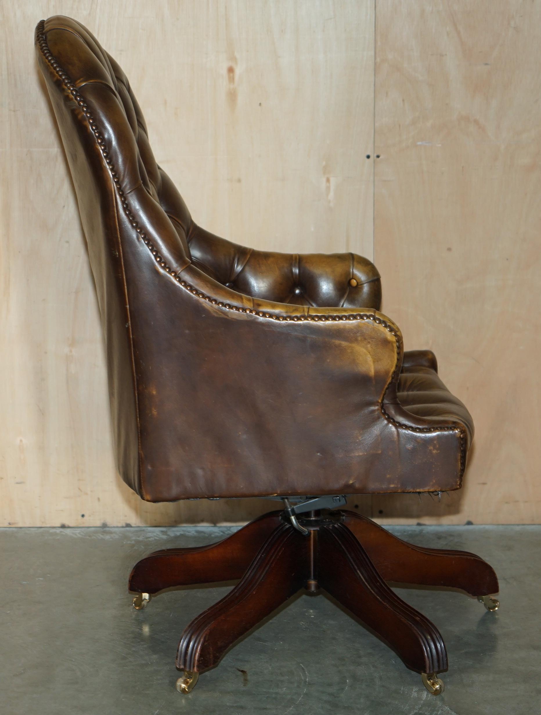VINTAGE AGED BROWN LEATHER DIRECTOR'S CAPTAiNS OFFICE CHESTERFIELD ARMCHAIR For Sale 3
