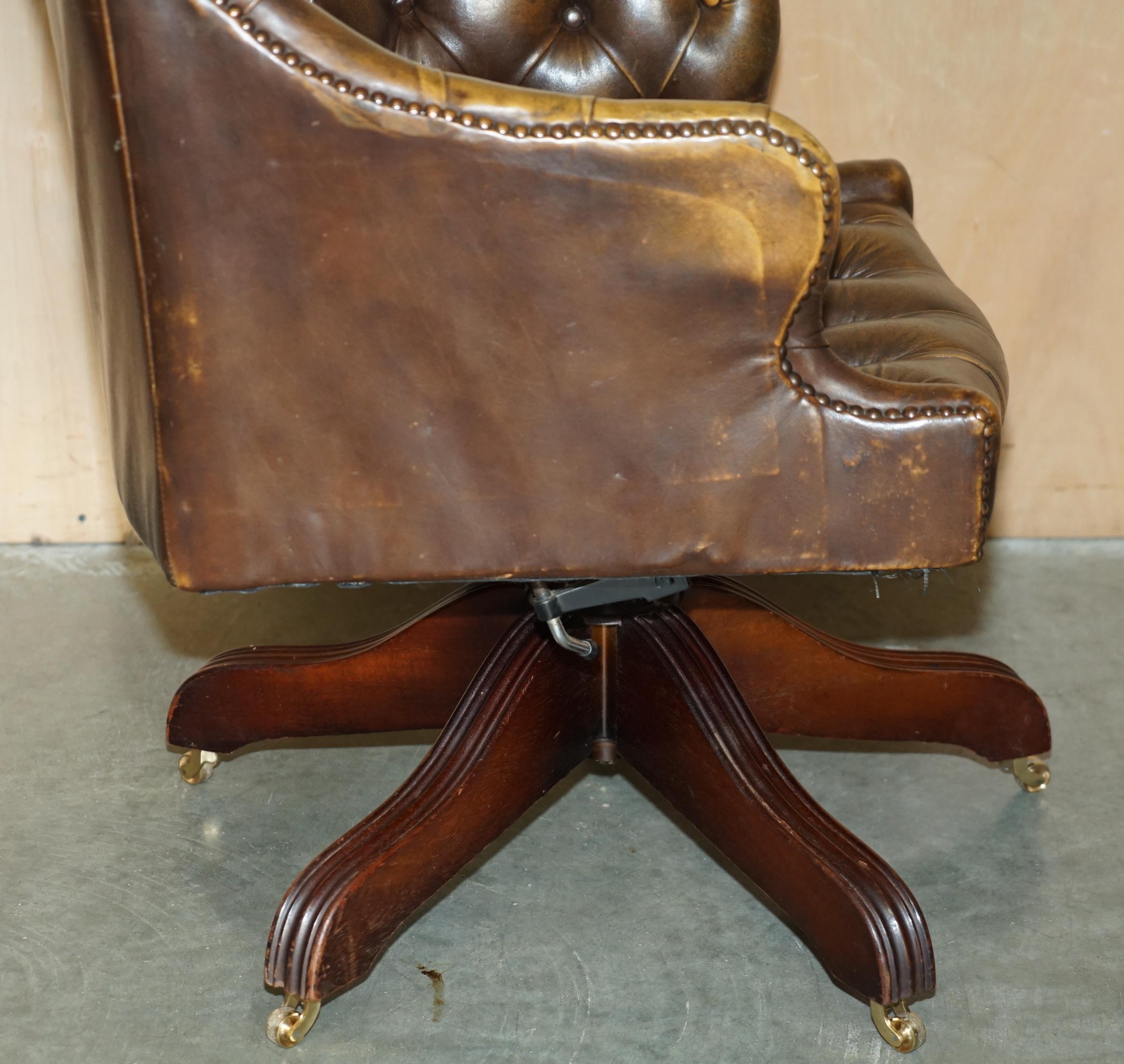 VINTAGE AGED BROWN LEATHER DIRECTOR'S CAPTAiNS OFFICE CHESTERFIELD ARMCHAIR For Sale 4