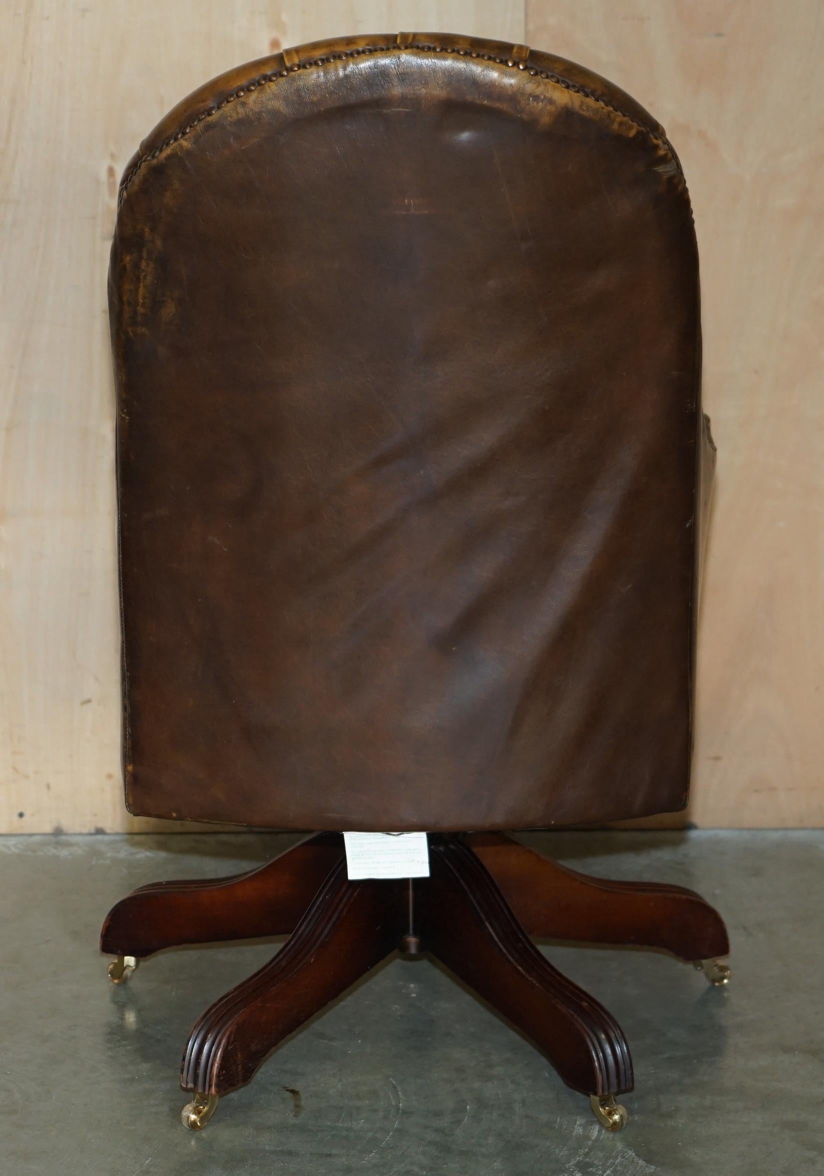 VINTAGE AGED BROWN LEATHER DIRECTOR'S CAPTAiNS OFFICE CHESTERFIELD ARMCHAIR For Sale 5