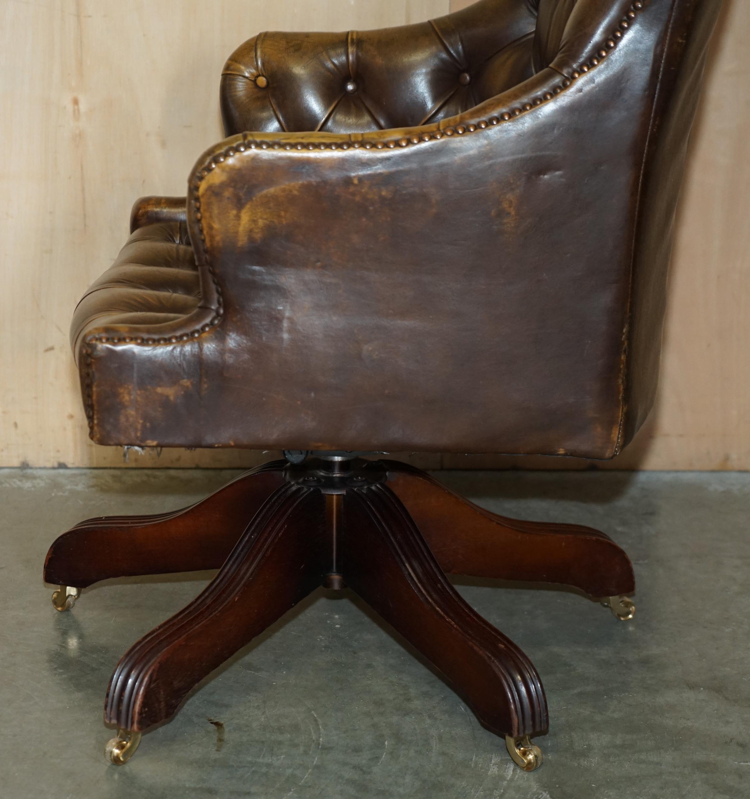 VINTAGE AGED BROWN LEATHER DIRECTOR'S CAPTAiNS OFFICE CHESTERFIELD ARMCHAIR For Sale 8