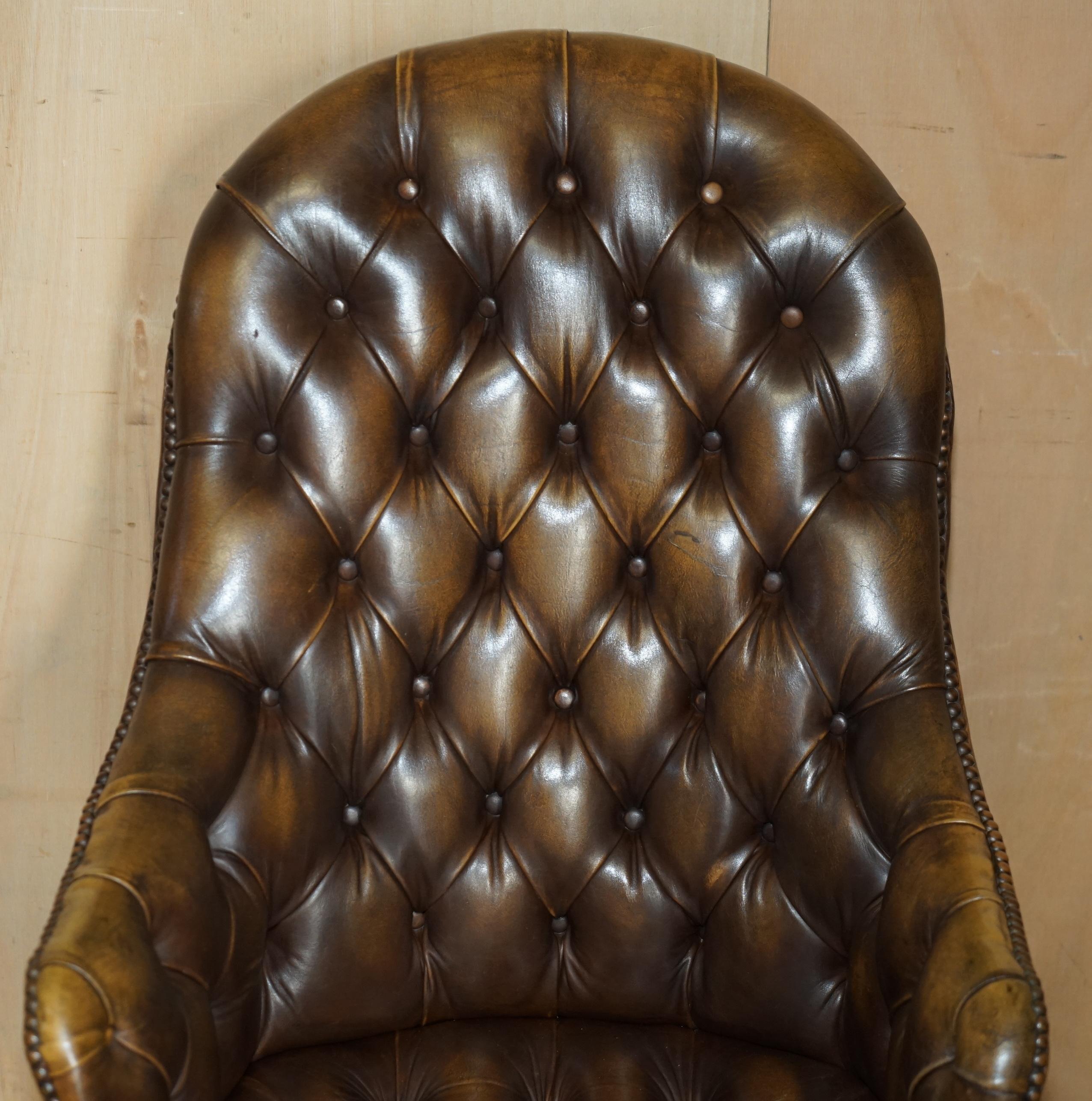 English VINTAGE AGED BROWN LEATHER DIRECTOR'S CAPTAiNS OFFICE CHESTERFIELD ARMCHAIR For Sale