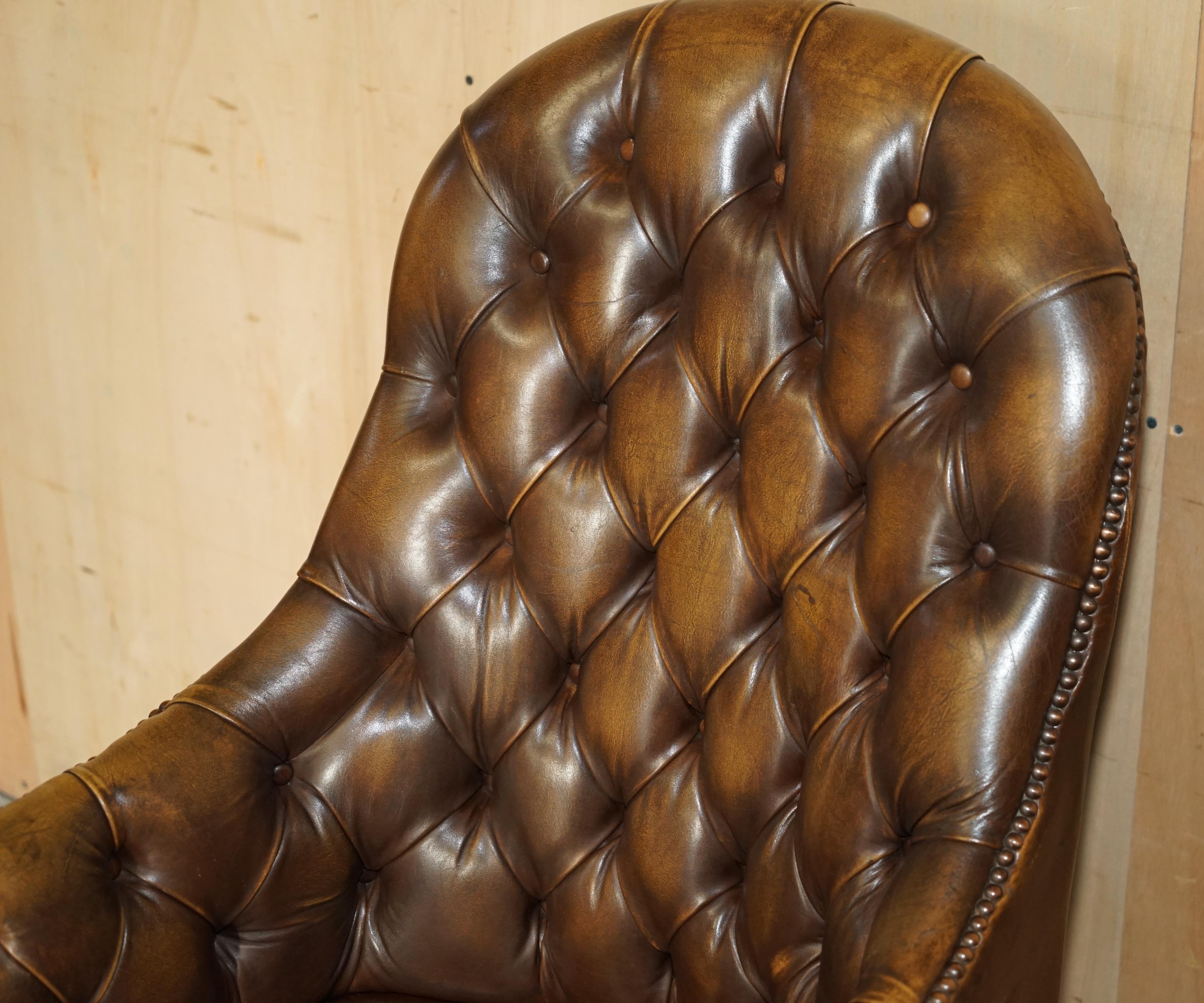 Hand-Crafted VINTAGE AGED BROWN LEATHER DIRECTOR'S CAPTAiNS OFFICE CHESTERFIELD ARMCHAIR For Sale