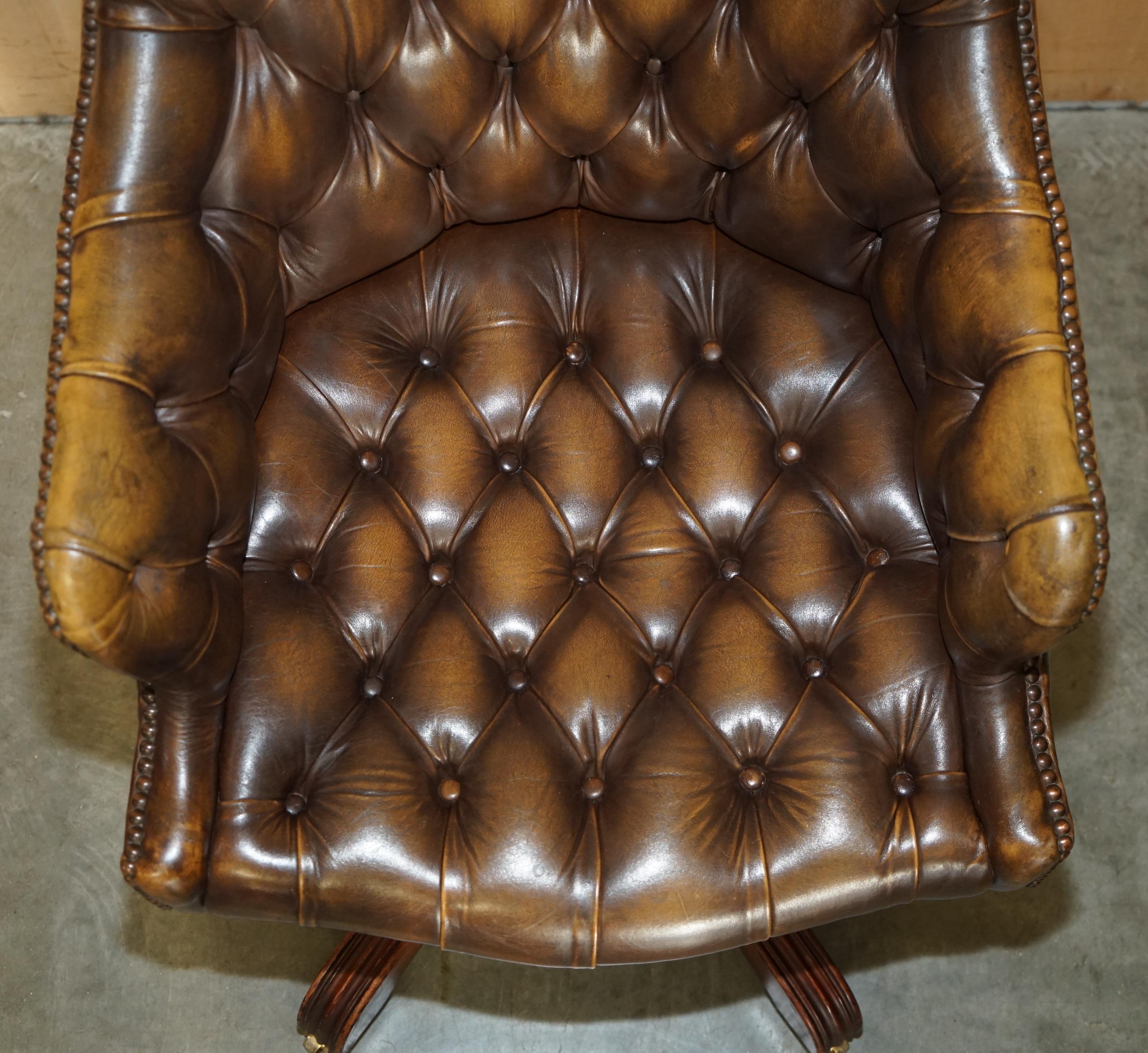 VINTAGE AGED BROWN LEATHER DIRECTOR'S CAPTAiNS OFFICE CHESTERFIELD ARMCHAIR In Good Condition For Sale In West Sussex, Pulborough