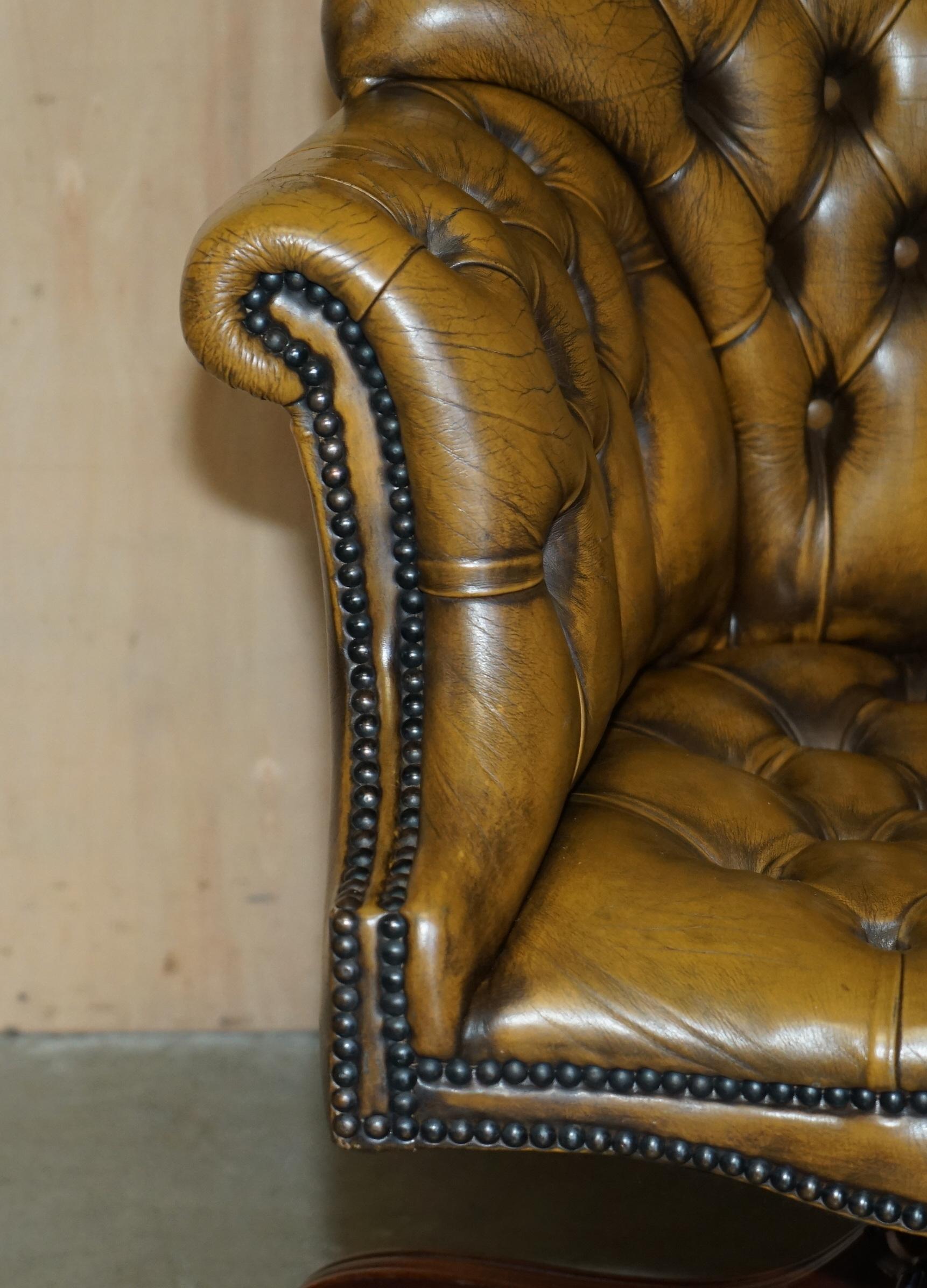 ViNTAGE AGED BROWN LEATHER GODFATHER DIRECTOR'S CAPTAINS CHESTERFIELD ARMCHAIR For Sale 3