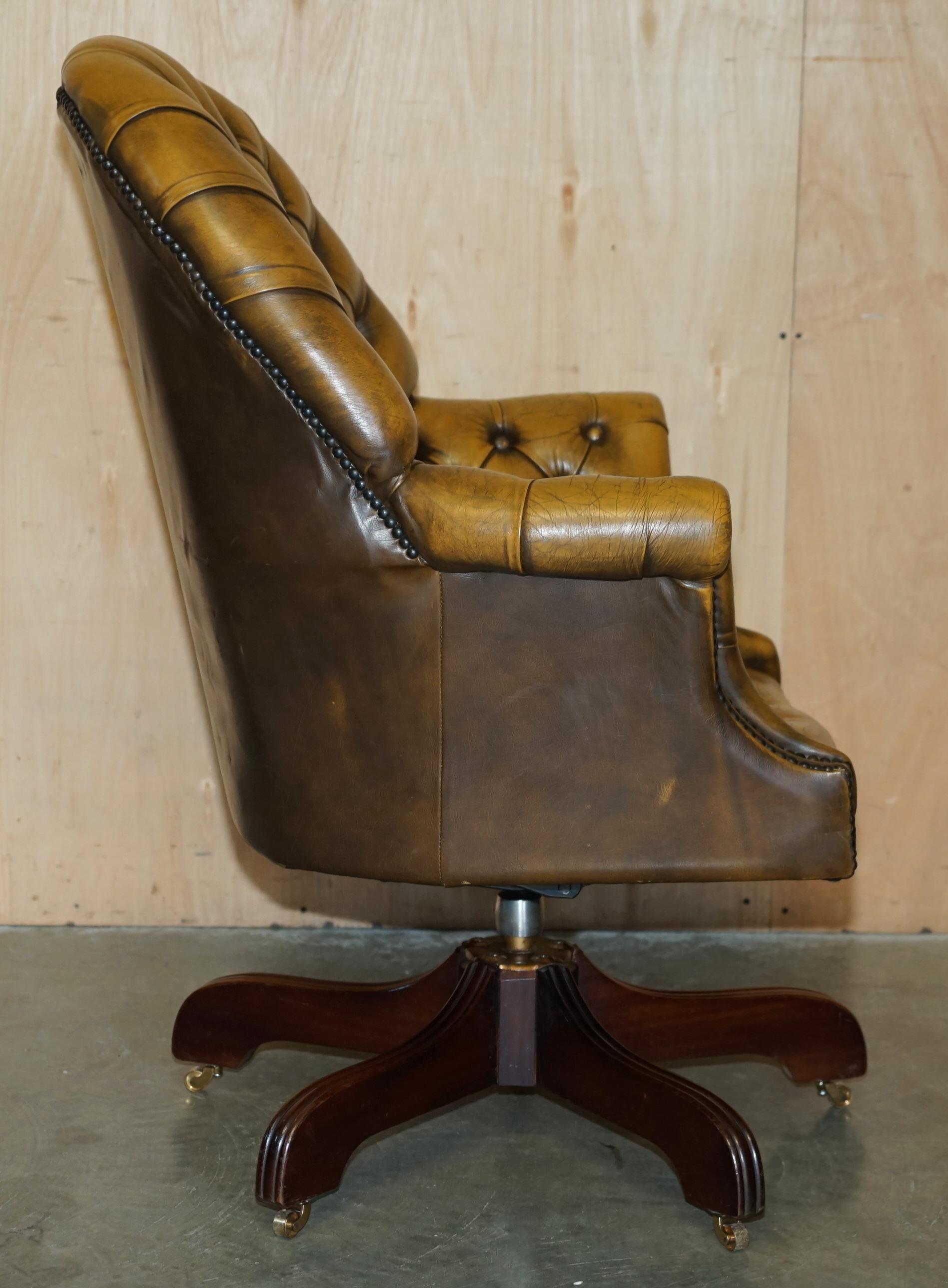 ViNTAGE AGED BROWN LEATHER GODFATHER DIRECTOR'S CAPTAINS CHESTERFIELD ARMCHAIR For Sale 7