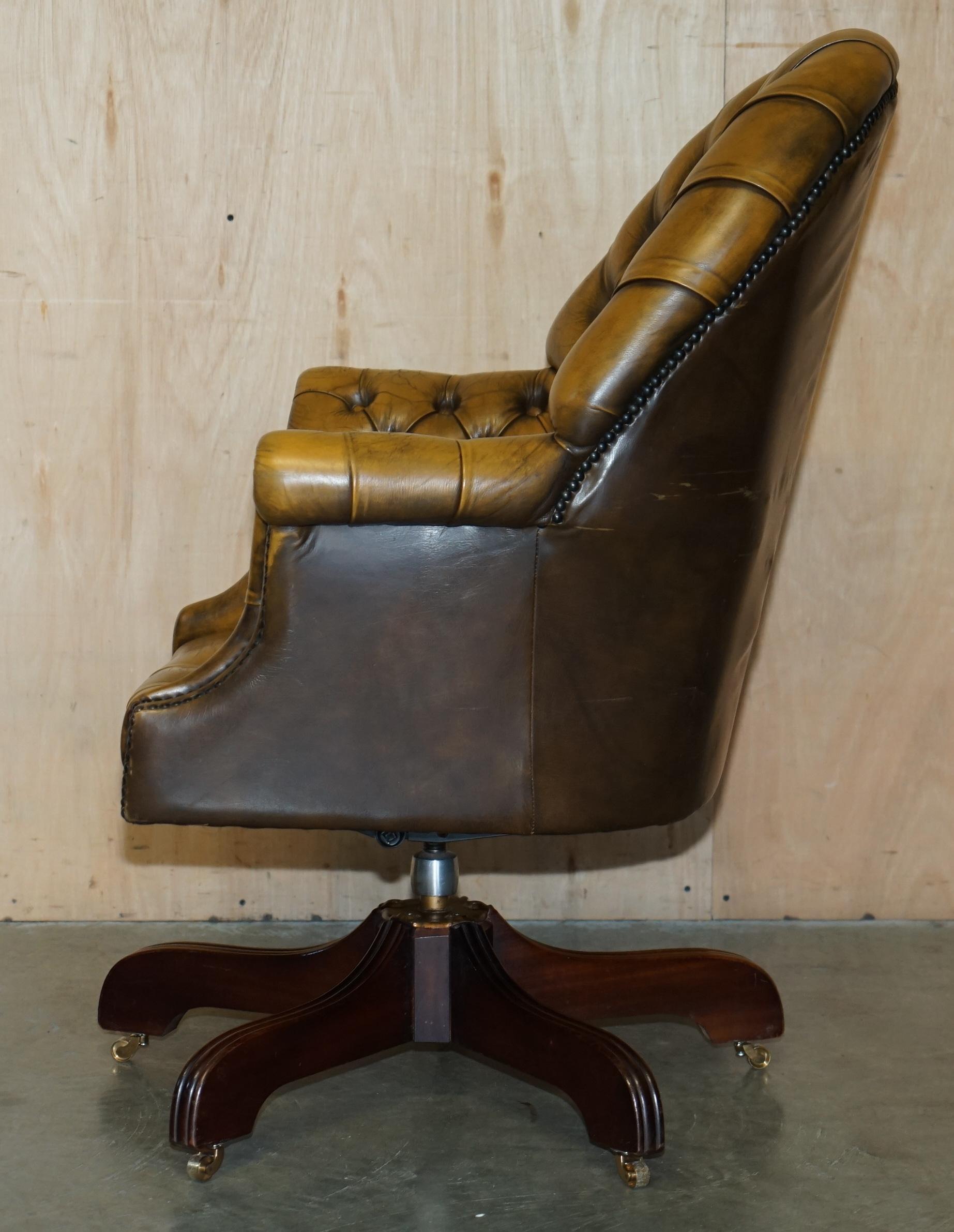 ViNTAGE AGED BROWN LEATHER GODFATHER DIRECTOR'S CAPTAINS CHESTERFIELD ARMCHAIR For Sale 11