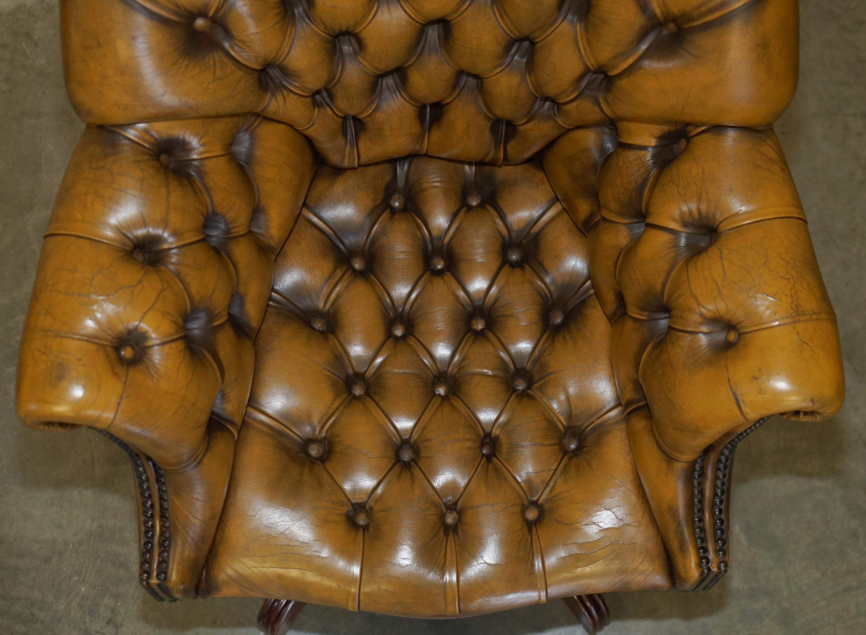 ViNTAGE AGED BROWN LEATHER GODFATHER DIRECTOR'S CAPTAINS CHESTERFIELD ARMCHAIR In Good Condition For Sale In West Sussex, Pulborough