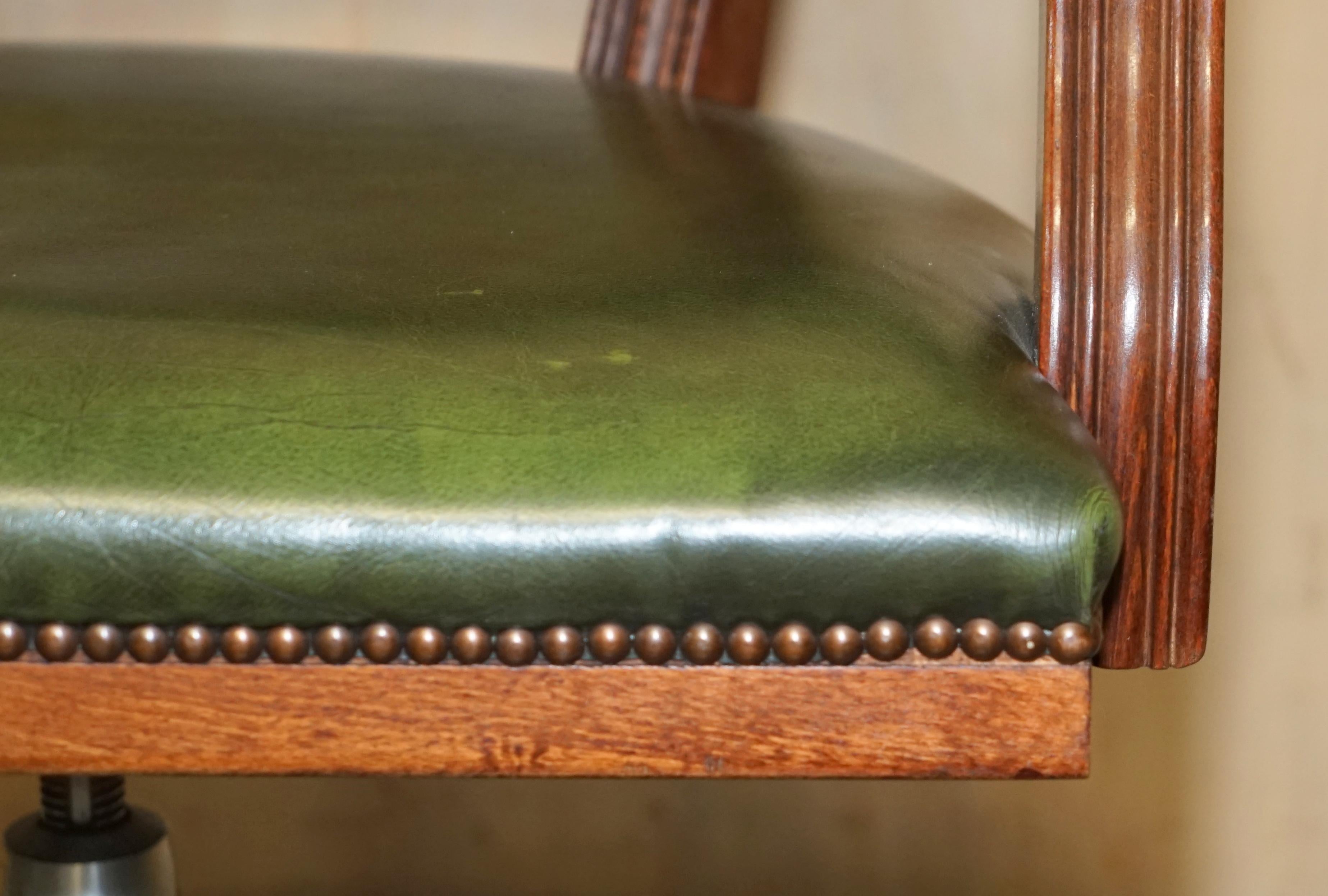 VINTAGE AGED GREEN LEATHER ENGLiSH CHESTERFIELD CAPTAINS COURT SWIVEL CHAIR 5