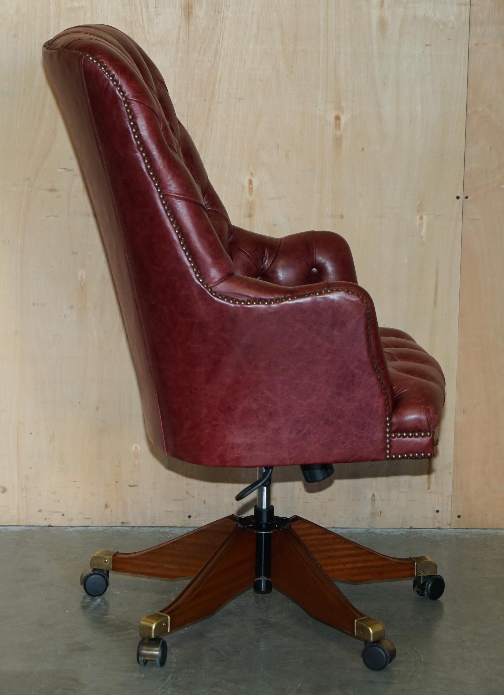 ViNTAGE AGED OXBLOOD LEATHER DIRECTOR'S CAPTAINS OFFICE CHESTERFIELD ARMCHAIR For Sale 4