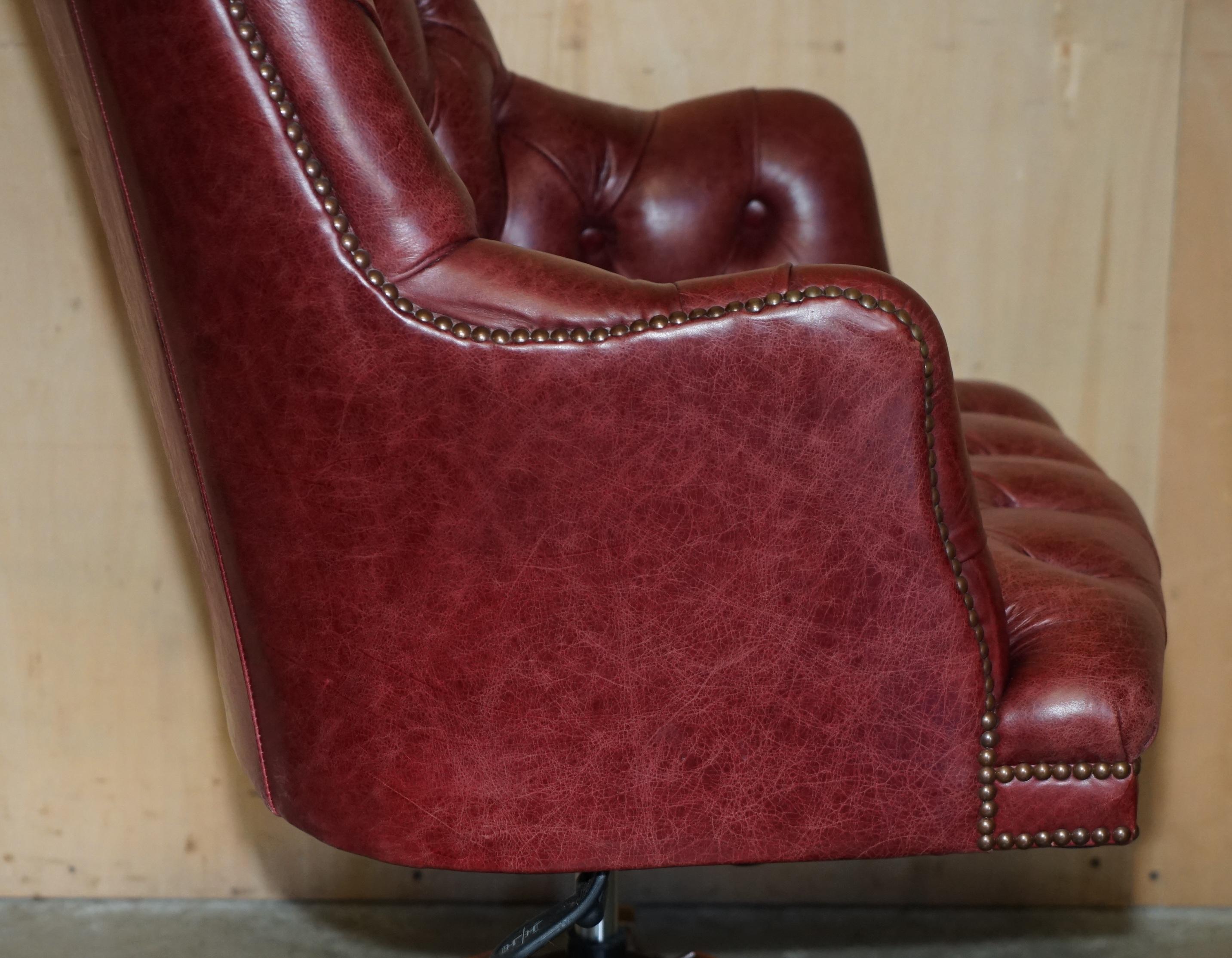 ViNTAGE AGED OXBLOOD LEATHER DIRECTOR'S CAPTAINS OFFICE CHESTERFIELD ARMCHAIR For Sale 5