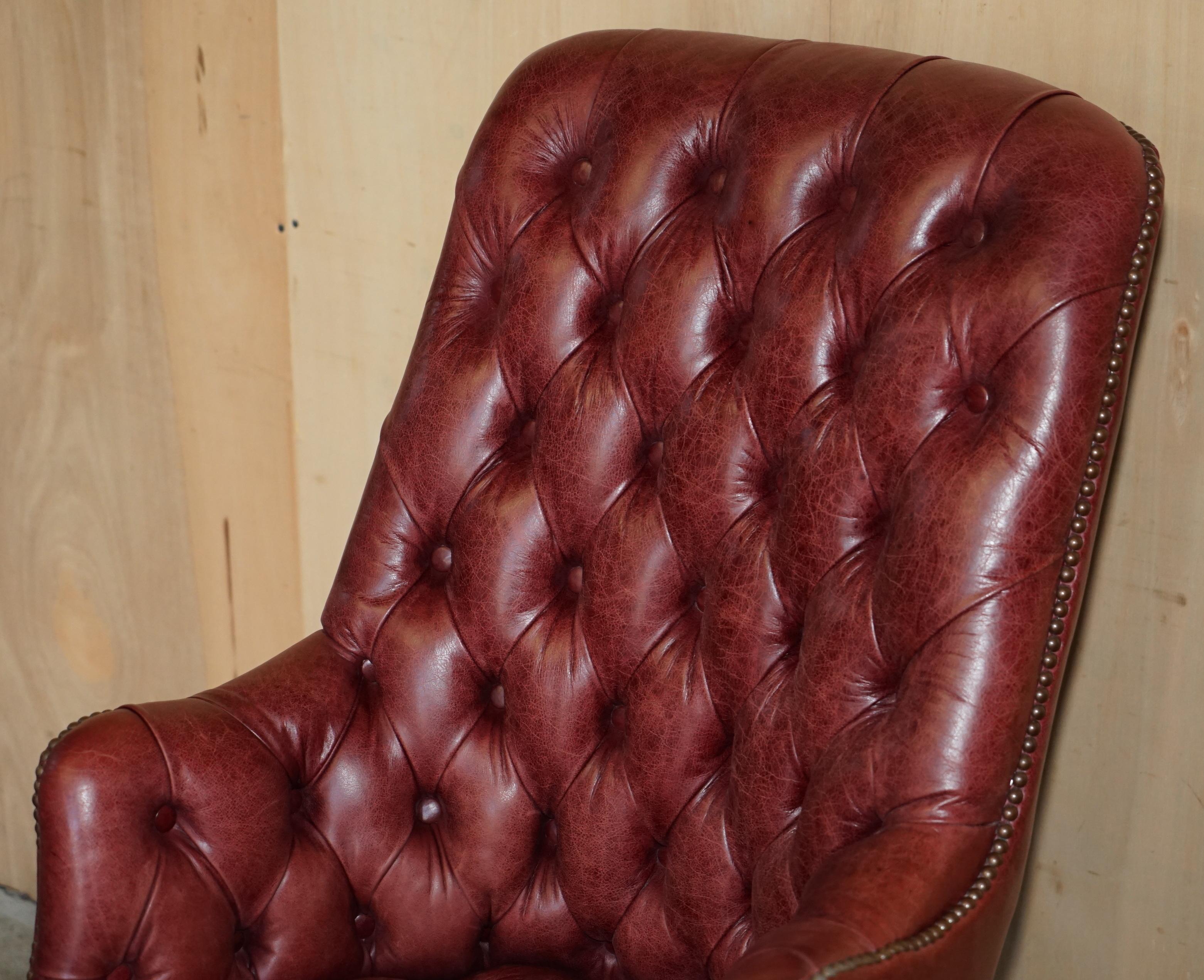English ViNTAGE AGED OXBLOOD LEATHER DIRECTOR'S CAPTAINS OFFICE CHESTERFIELD ARMCHAIR For Sale