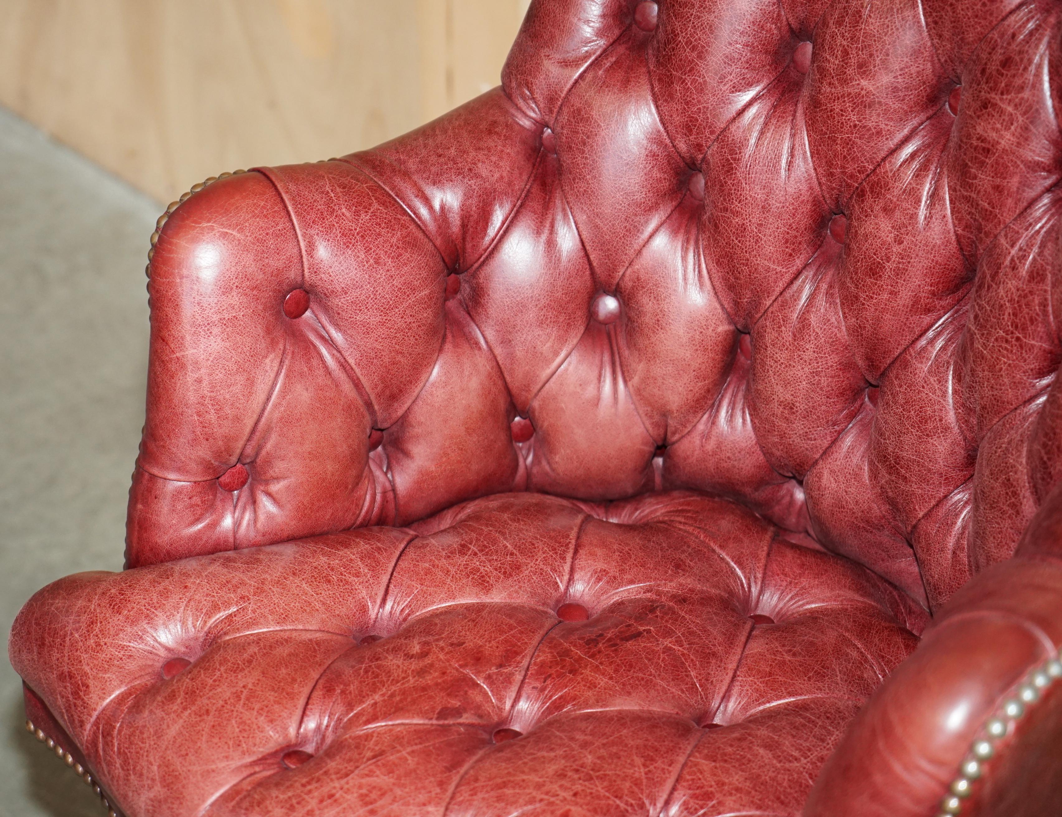Hand-Crafted ViNTAGE AGED OXBLOOD LEATHER DIRECTOR'S CAPTAINS OFFICE CHESTERFIELD ARMCHAIR For Sale