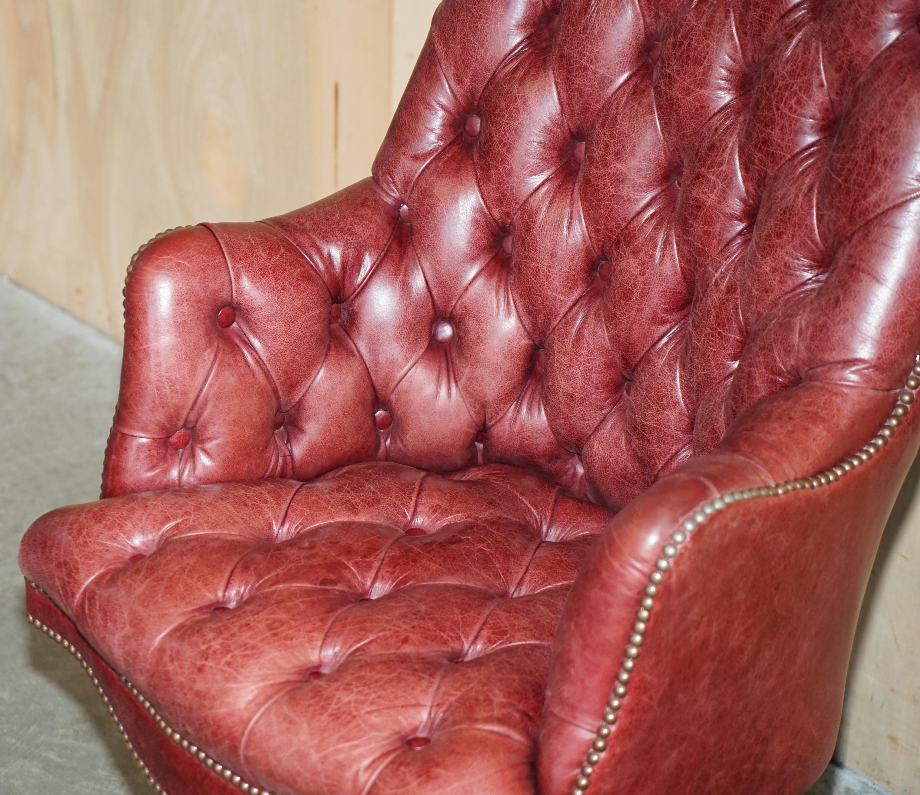 ViNTAGE AGED OXBLOOD LEATHER DIRECTOR'S CAPTAINS OFFICE CHESTERFIELD ARMCHAIR In Good Condition For Sale In West Sussex, Pulborough