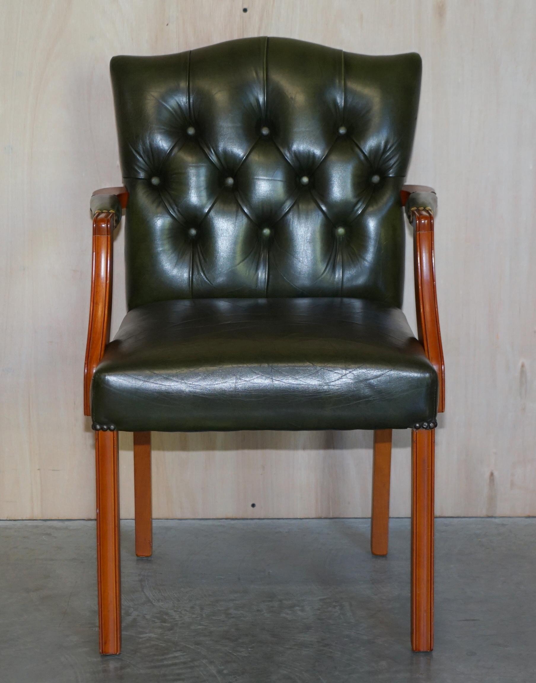 Wir freuen uns, diesen schönen Vintage Regency grünen Leder, Chesterfield getufteten Bürostuhl zum Verkauf anbieten zu können

Ein gut aussehender und gut verarbeiteter Bürostuhl, der ideal zu einem grünen, mit Leder bezogenen