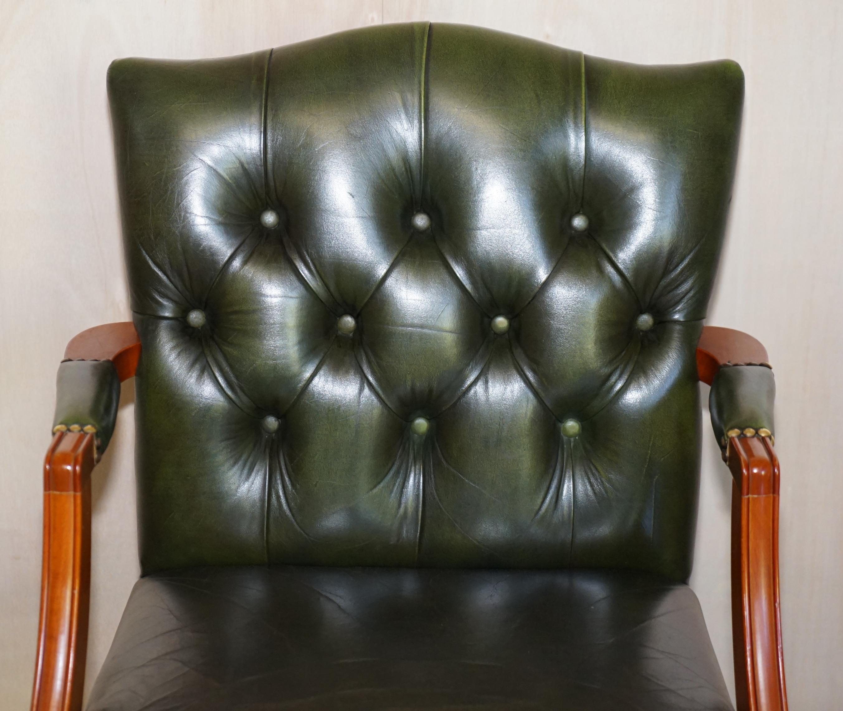 Anglais Fauteuil de directeur de bureau vintage en cuir vert vieilli de style Regency Chesterfield touffeté en vente