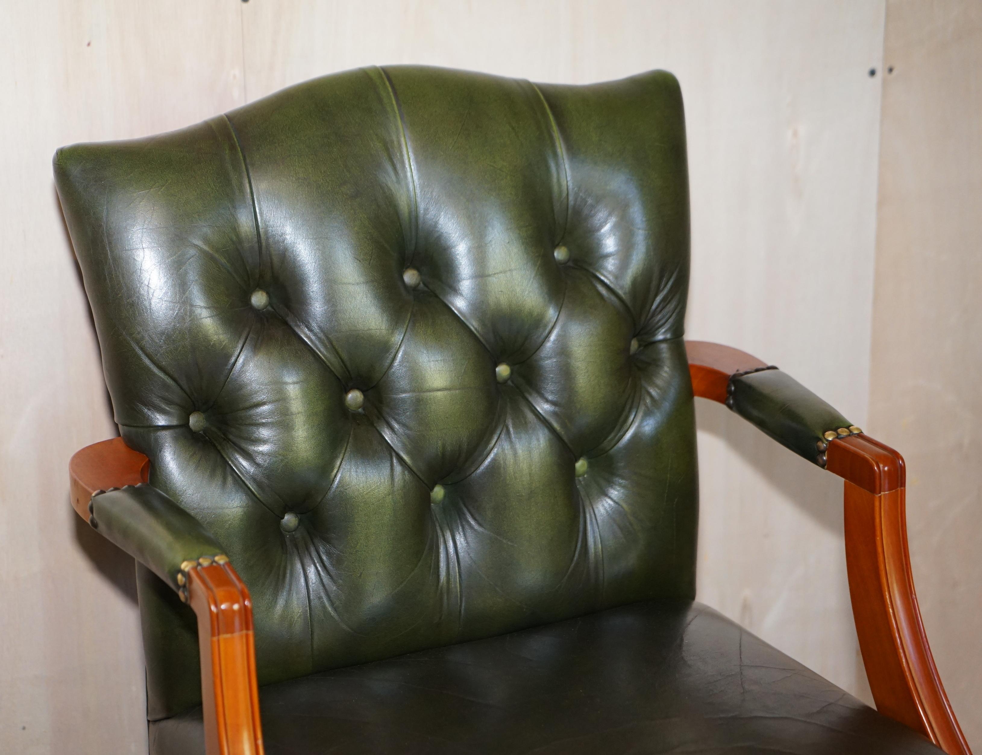 Vintage Aged Regency Grünes Leder Chesterfield getufteter Büro Directors Sessel (Handgefertigt) im Angebot