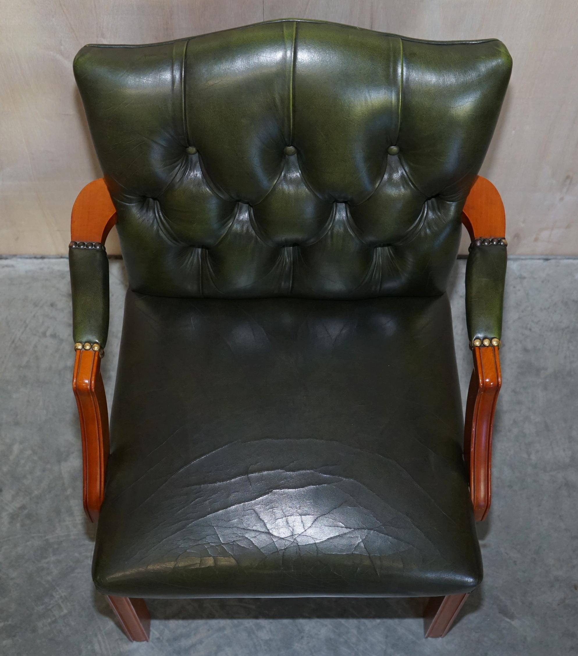 20ième siècle Fauteuil de directeur de bureau vintage en cuir vert vieilli de style Regency Chesterfield touffeté en vente