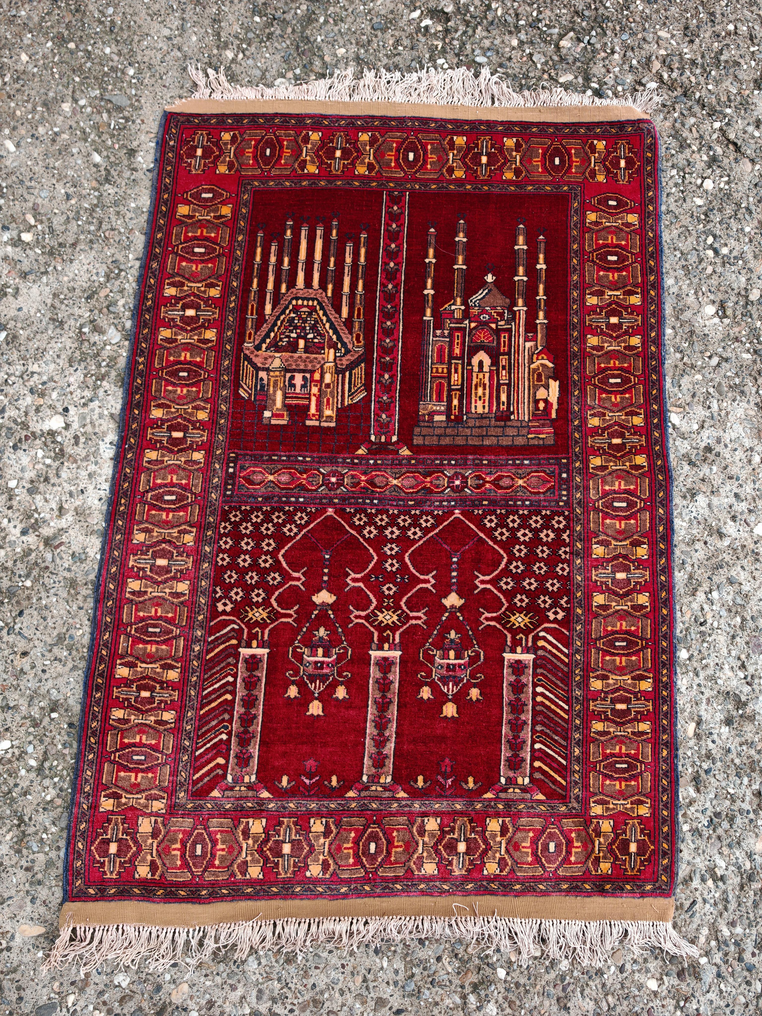 Vous trouverez dans cette liste un tapis de prière afghan vintage fait à la main, identifié par ses motifs traditionnels et sa riche palette de couleurs rouges. Noué à la main dans les régions du nord et de l'ouest de l'Afghanistan, principalement