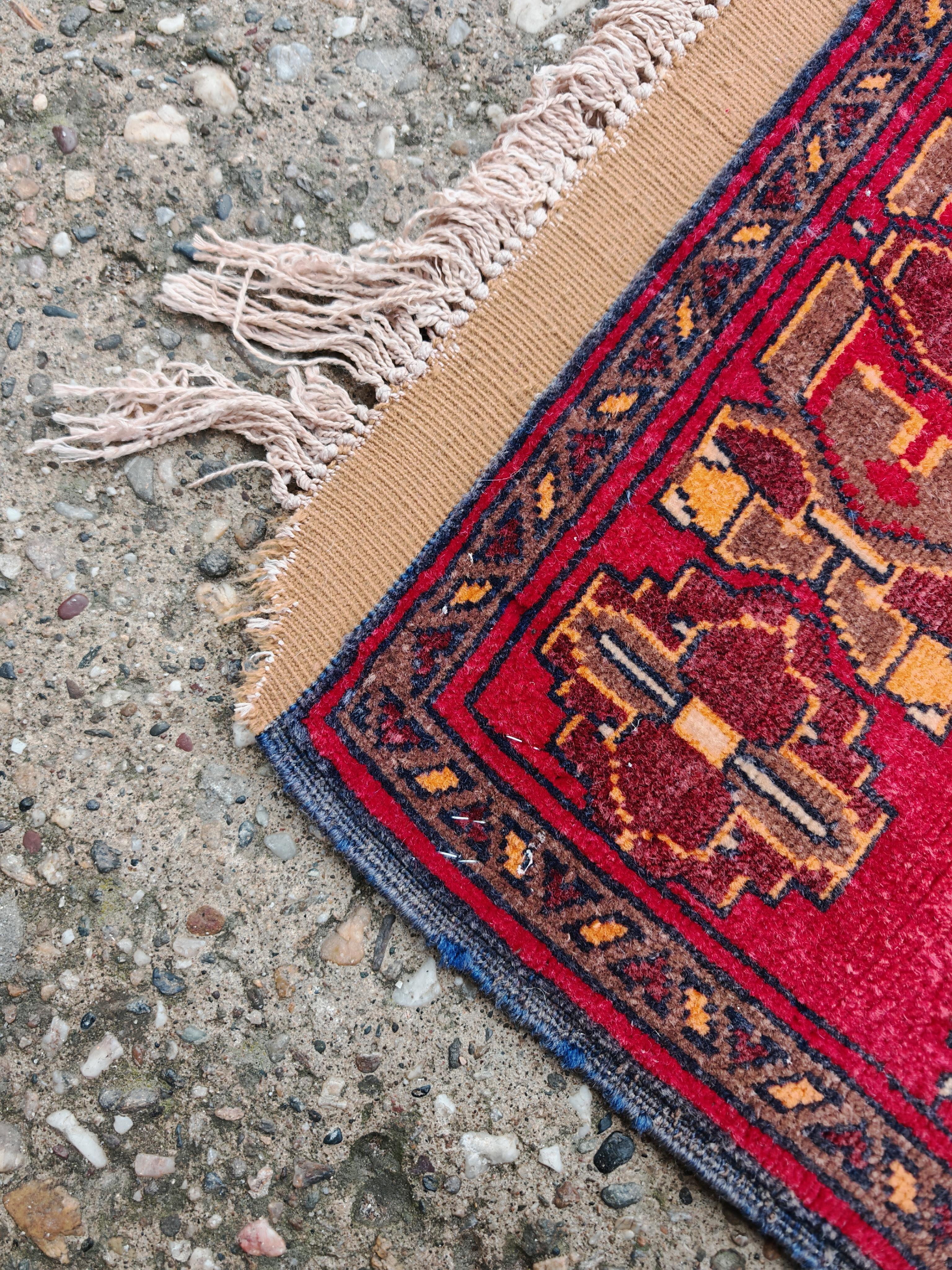 Milieu du XXe siècle Vintage By Knots Rugs avec motifs islamiques, noué à la main en Afghanistan en vente