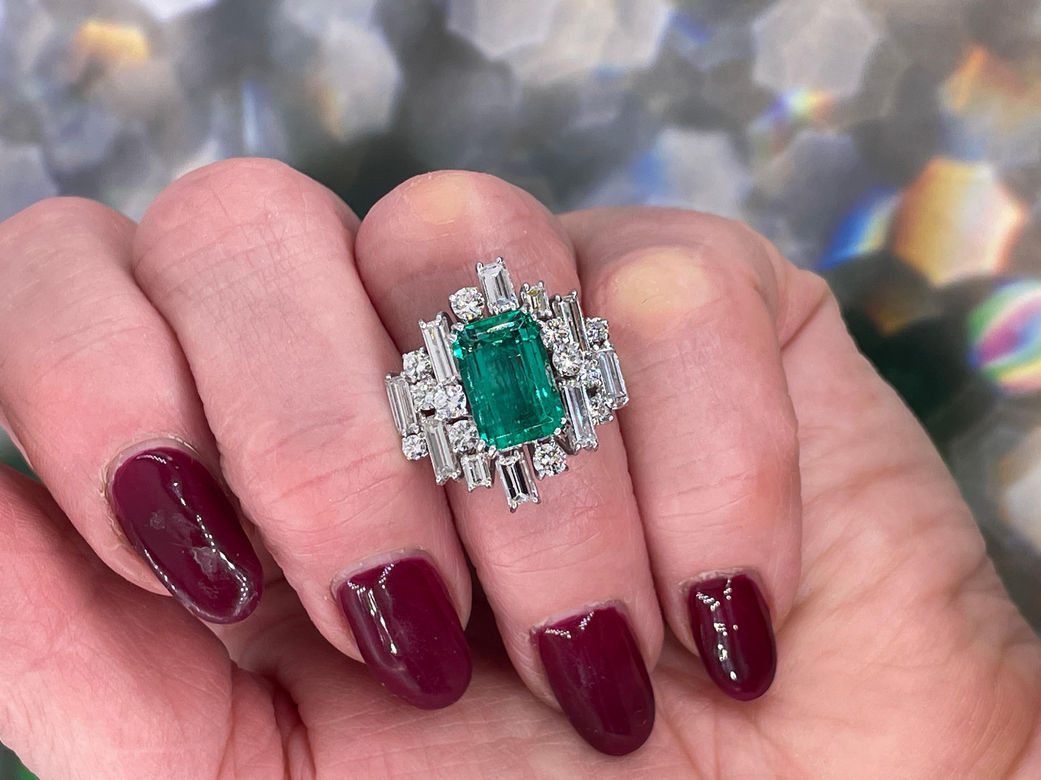 Vintage AGL 5.75cts Insignificant Colombian Green Emerald Diamond 14KW Gold Ring For Sale 4