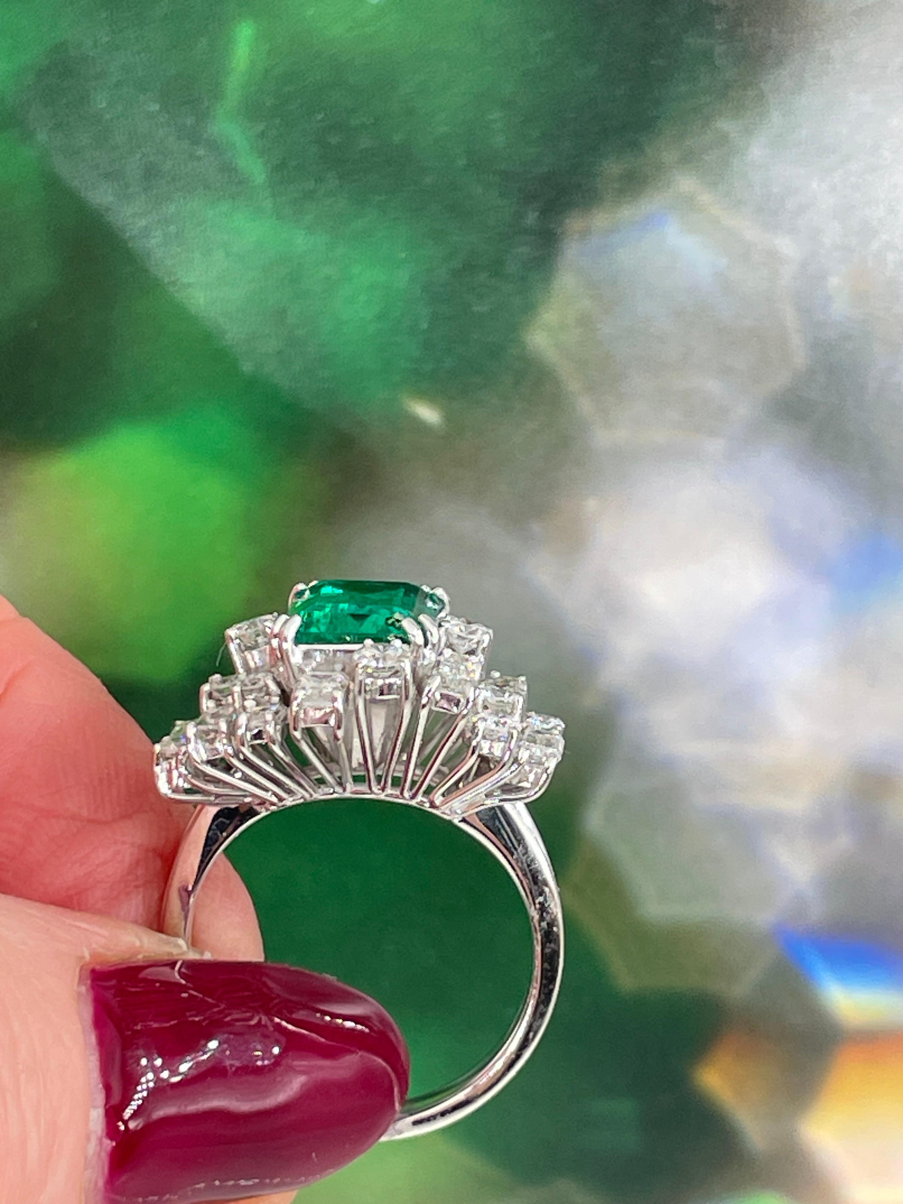 Vintage AGL 5.75cts Insignificant Colombian Green Emerald Diamond 14KW Gold Ring For Sale 14