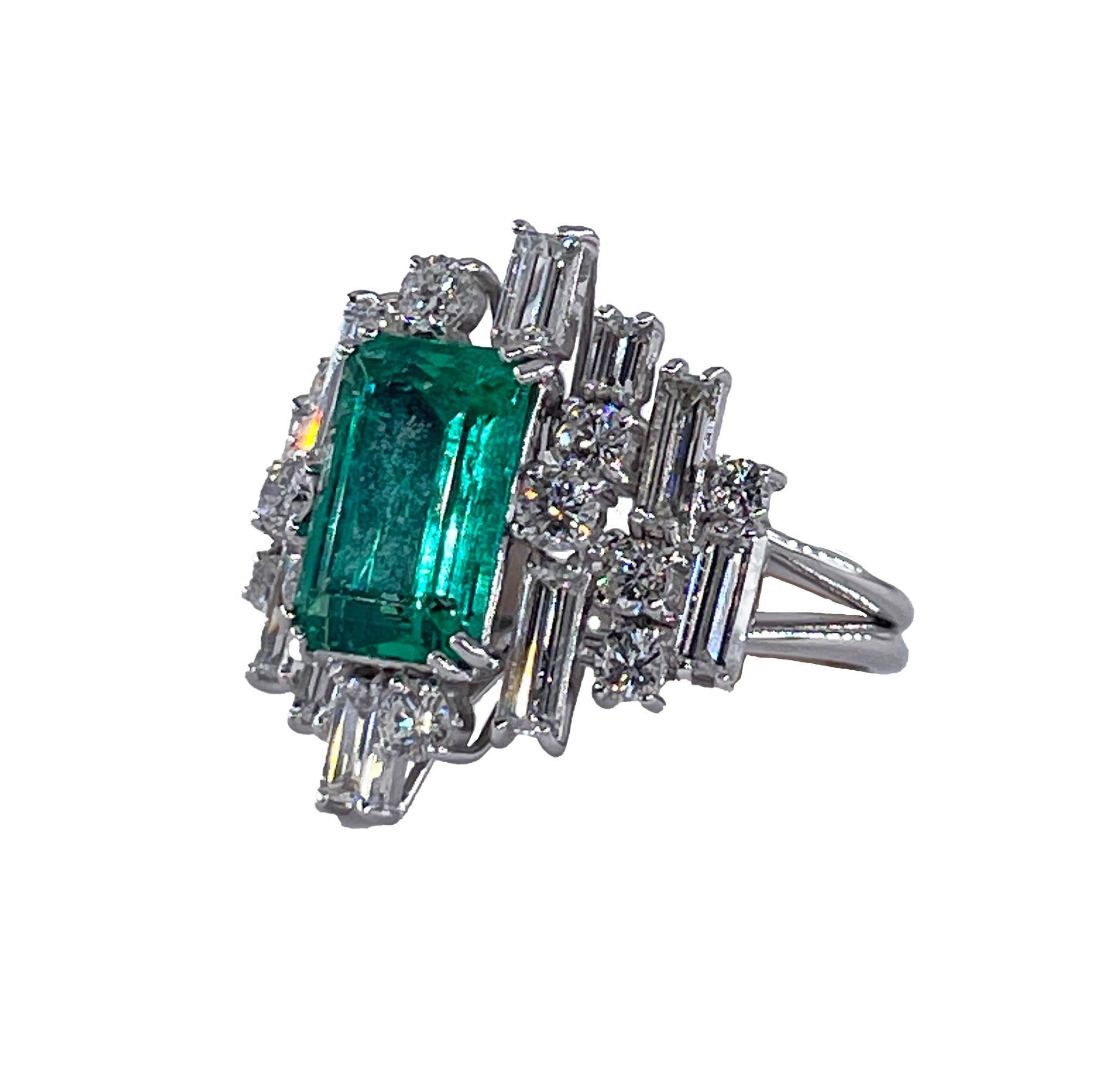 Retro Vintage AGL 5.75cts Insignificant Colombian Green Emerald Diamond 14KW Gold Ring For Sale